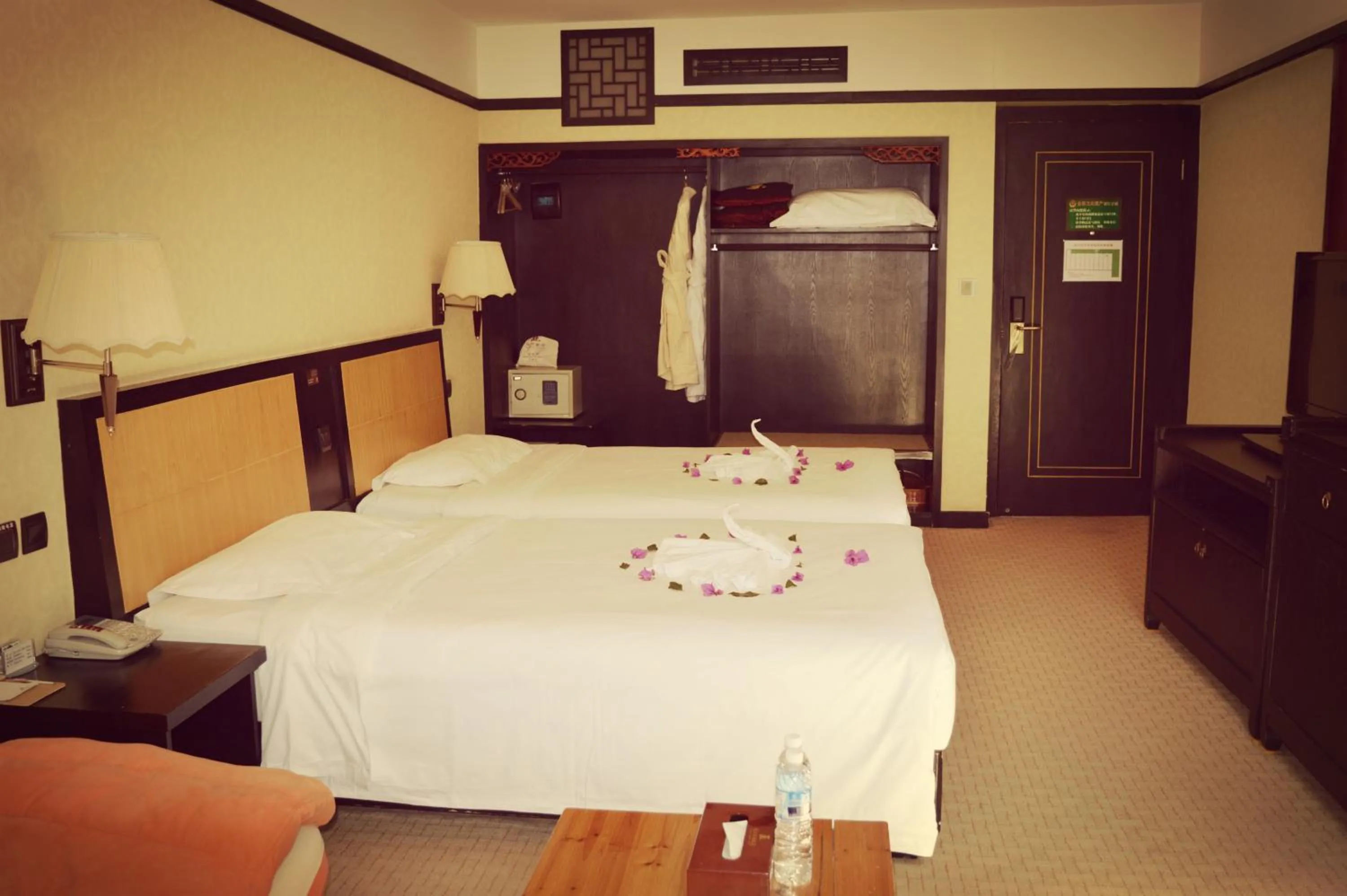 Bed in Lijiang Wangfu Hotel