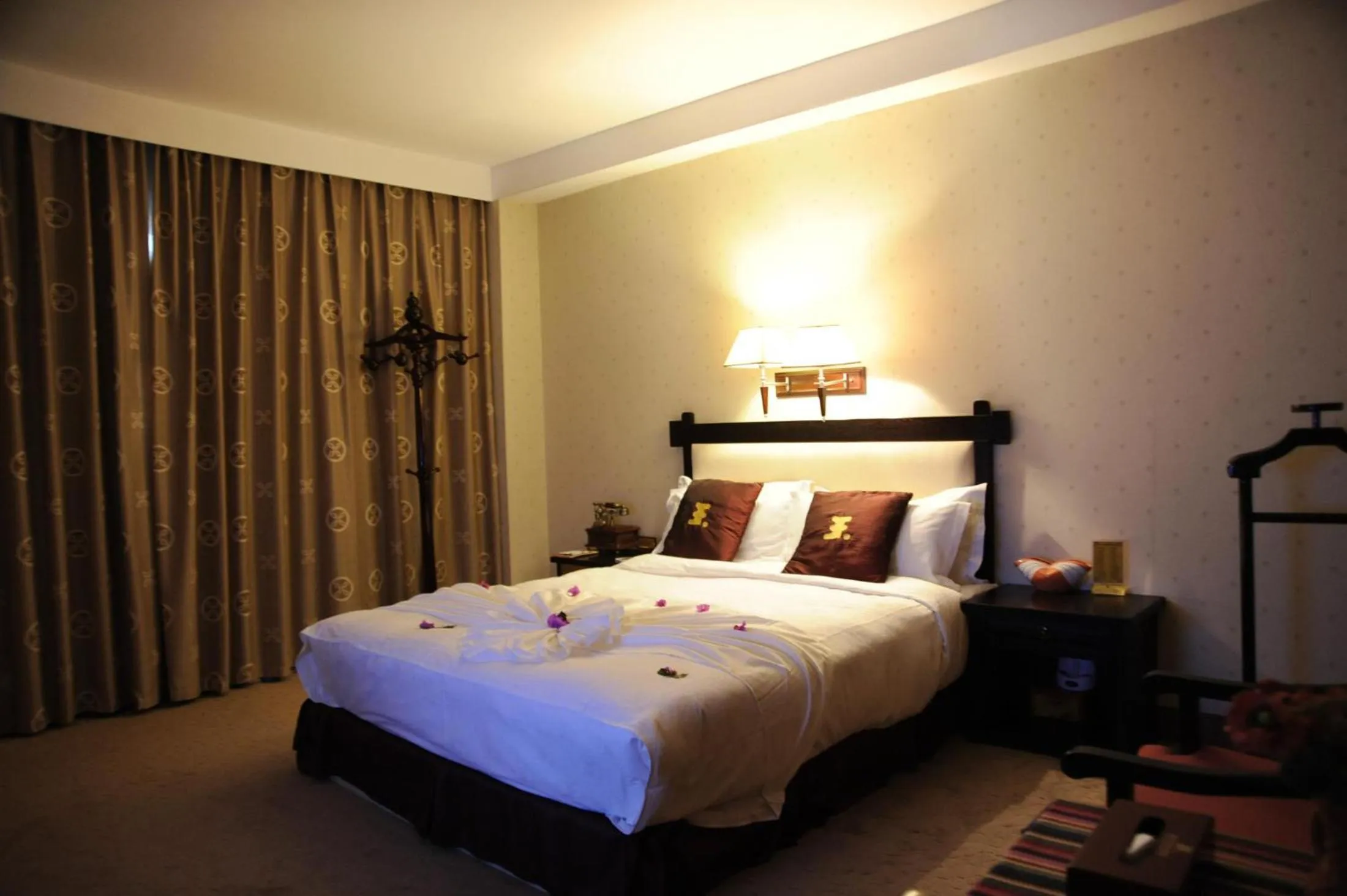 Bed in Lijiang Wangfu Hotel