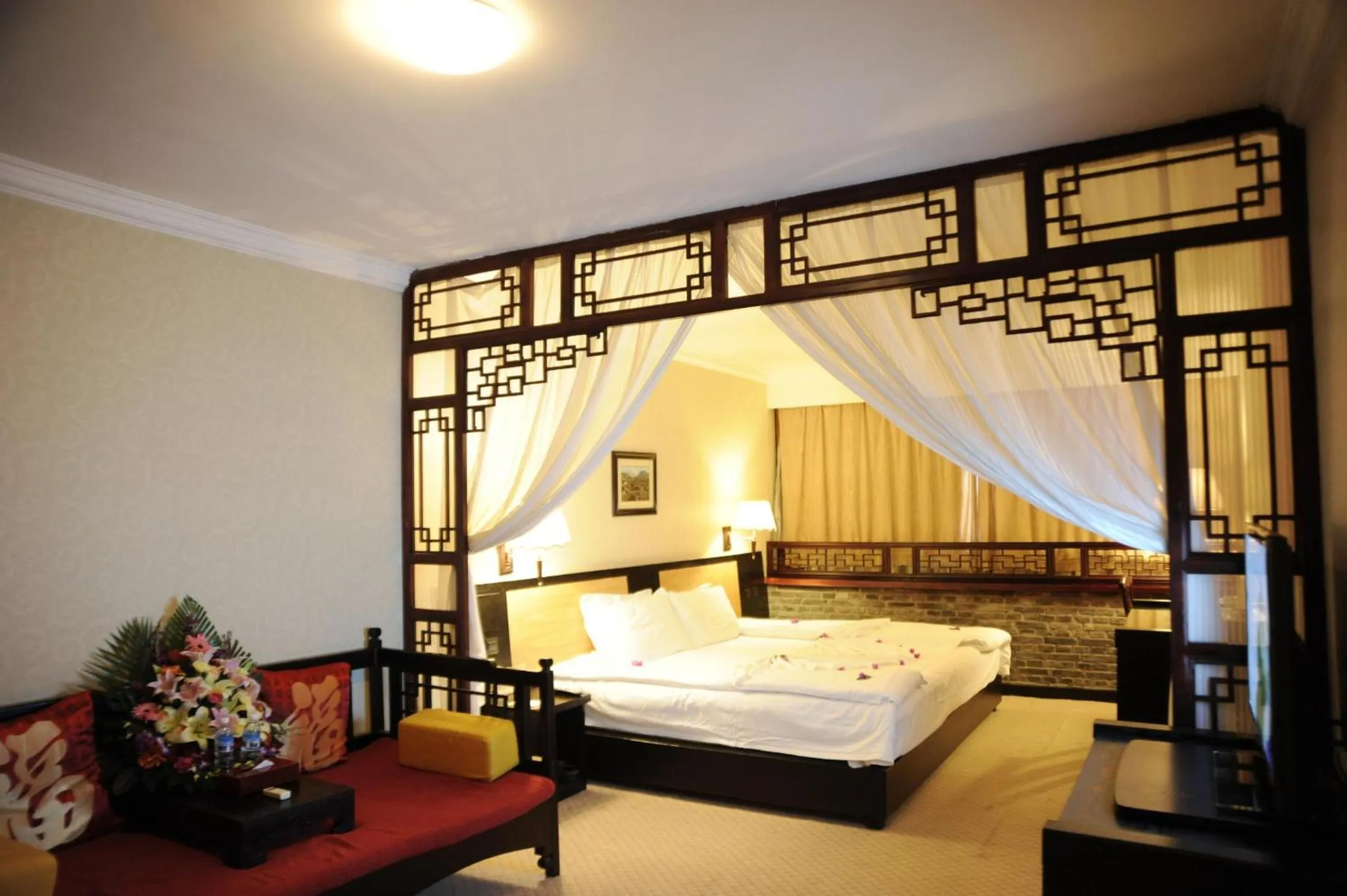 Bed in Lijiang Wangfu Hotel