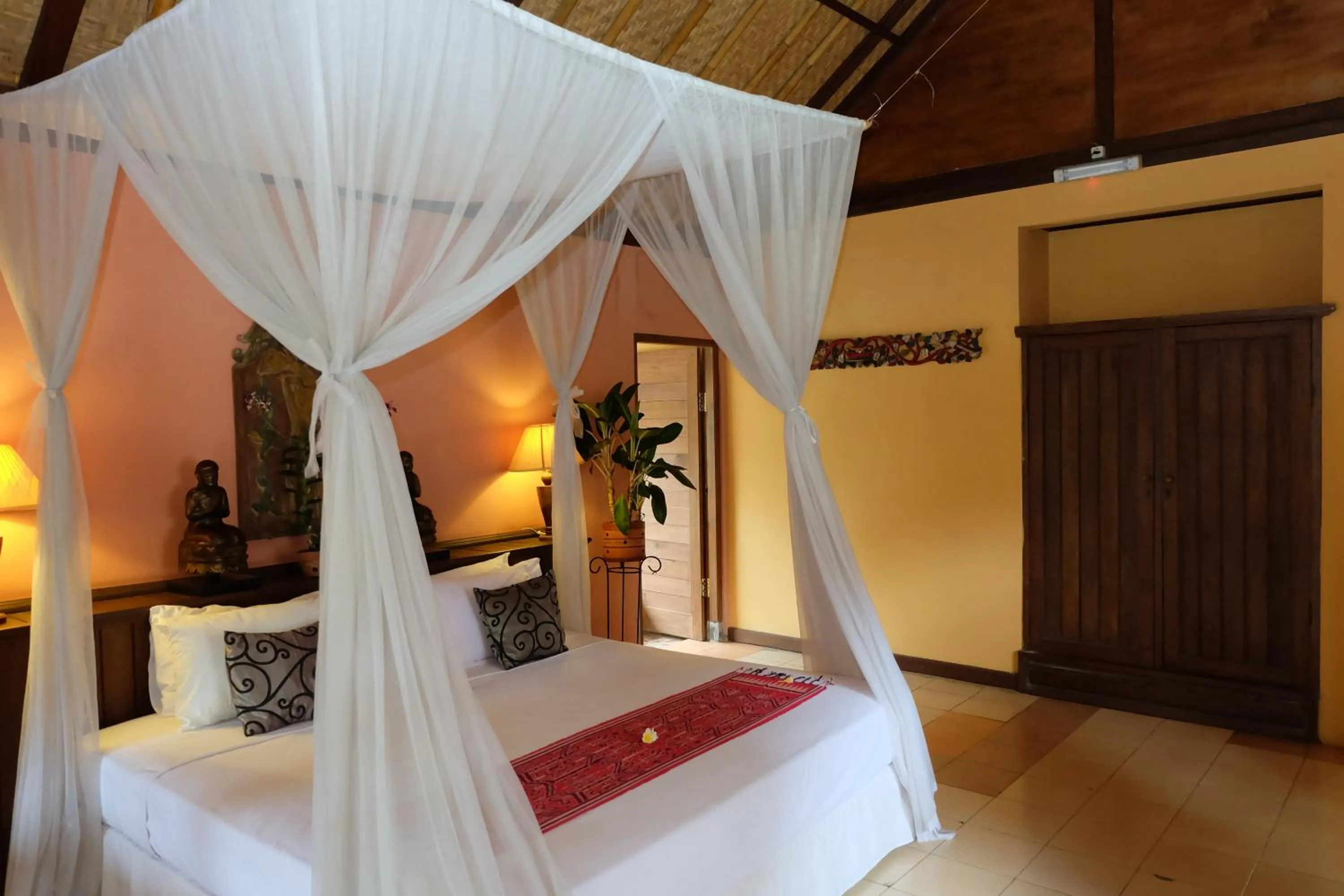 Bedroom, Bed in Puri Taman Sari Resort