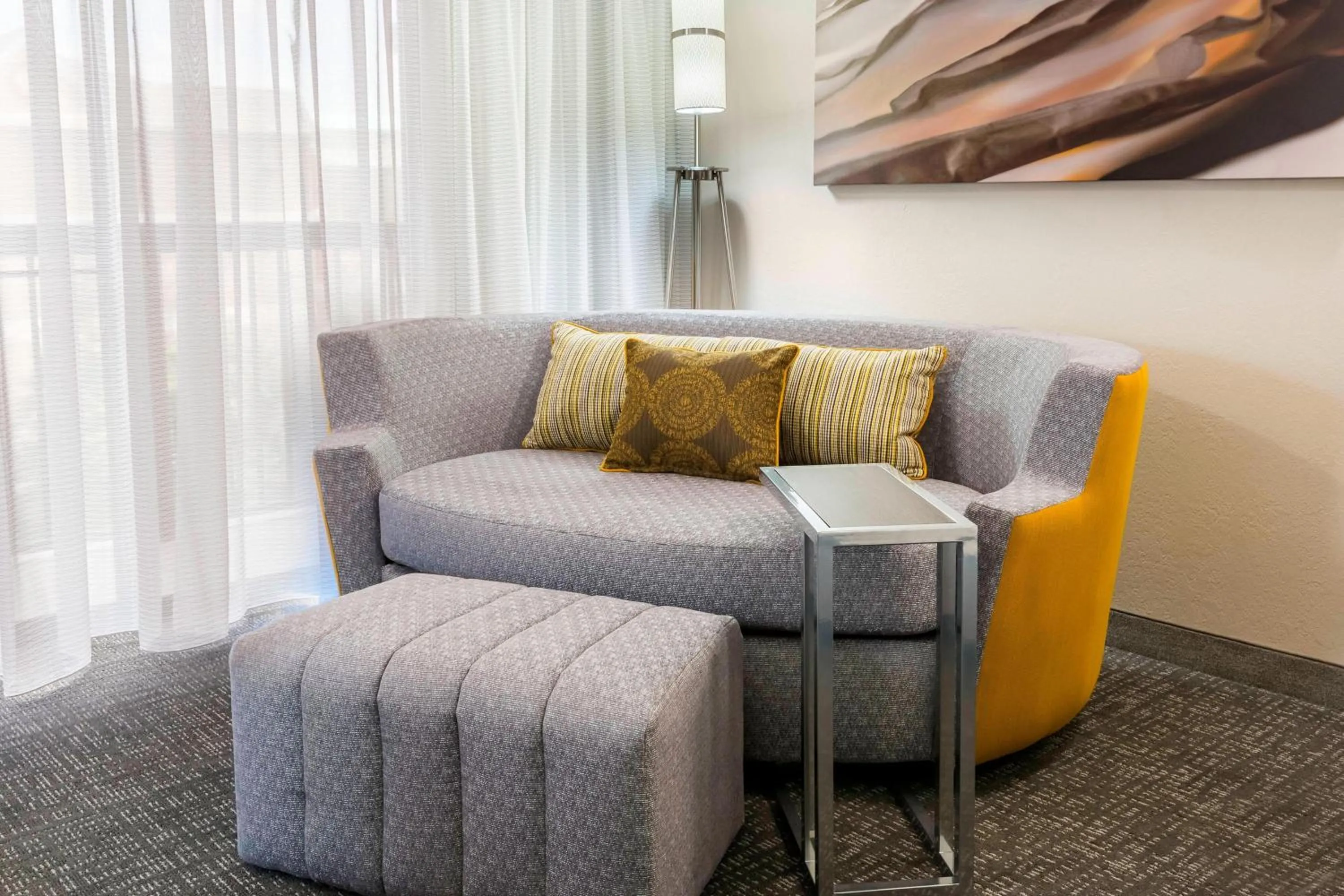 Photo of the whole room in Courtyard Mobile