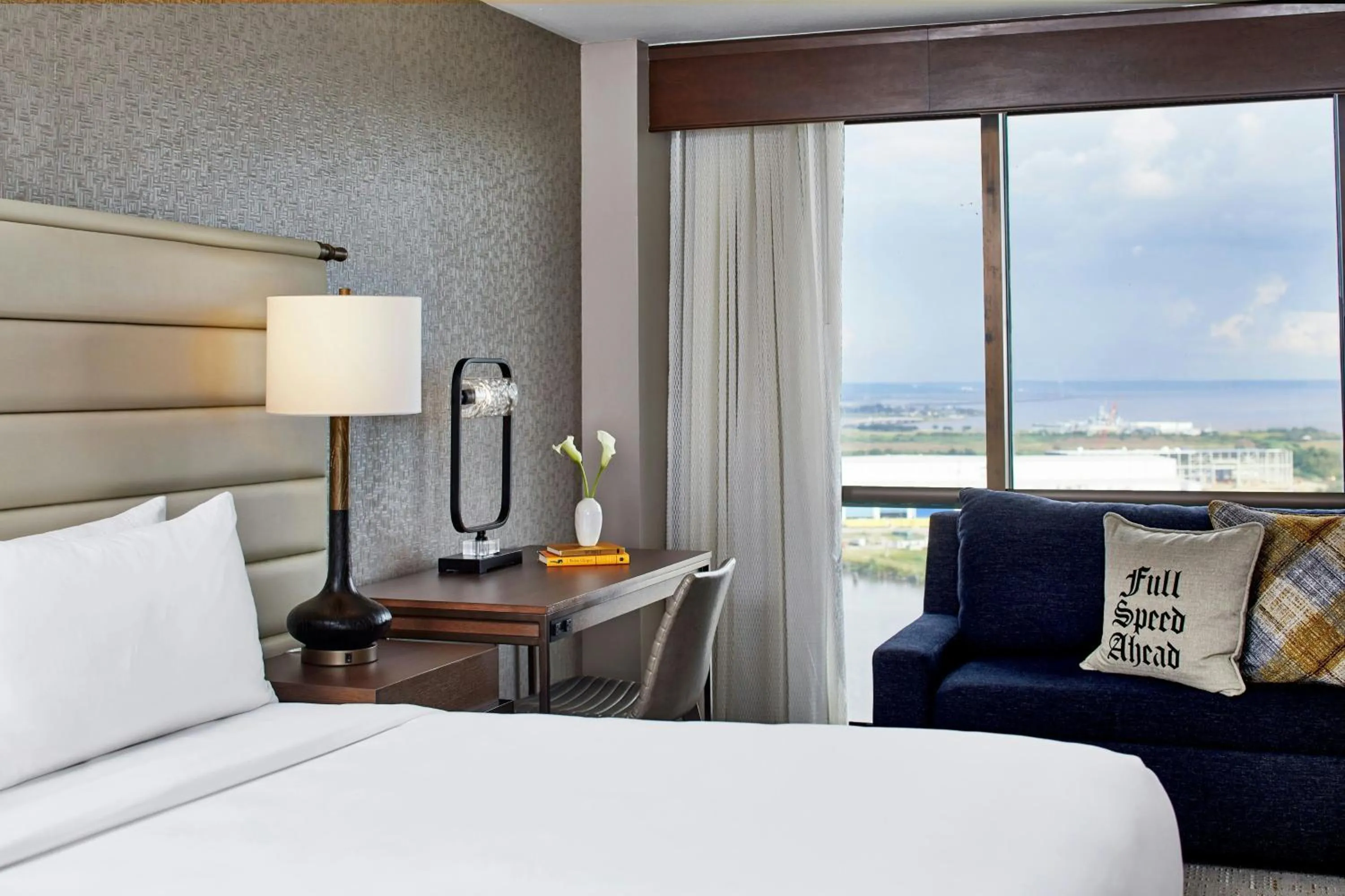 Photo of the whole room, Bed in Renaissance Mobile Riverview Plaza Hotel