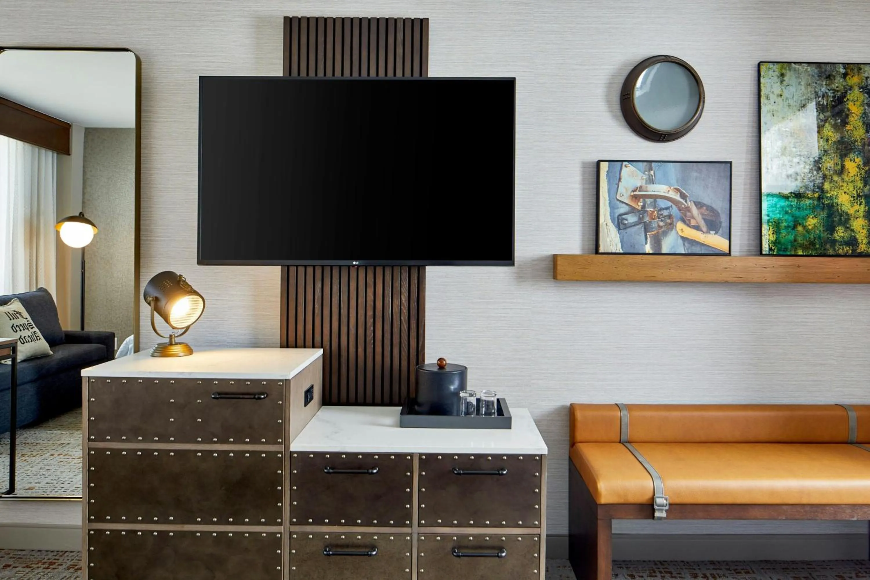 Living room in Renaissance Mobile Riverview Plaza Hotel