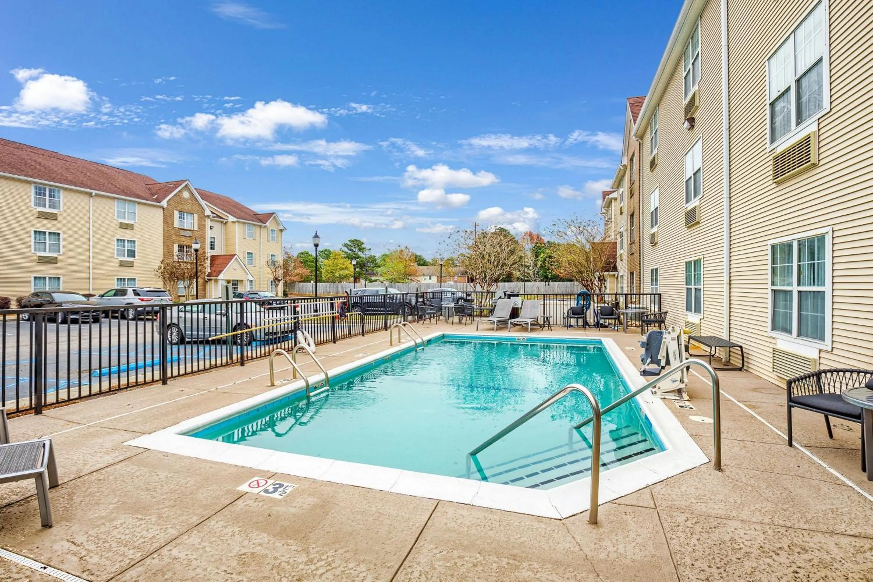 Swimming pool in TownePlace Suites Mobile