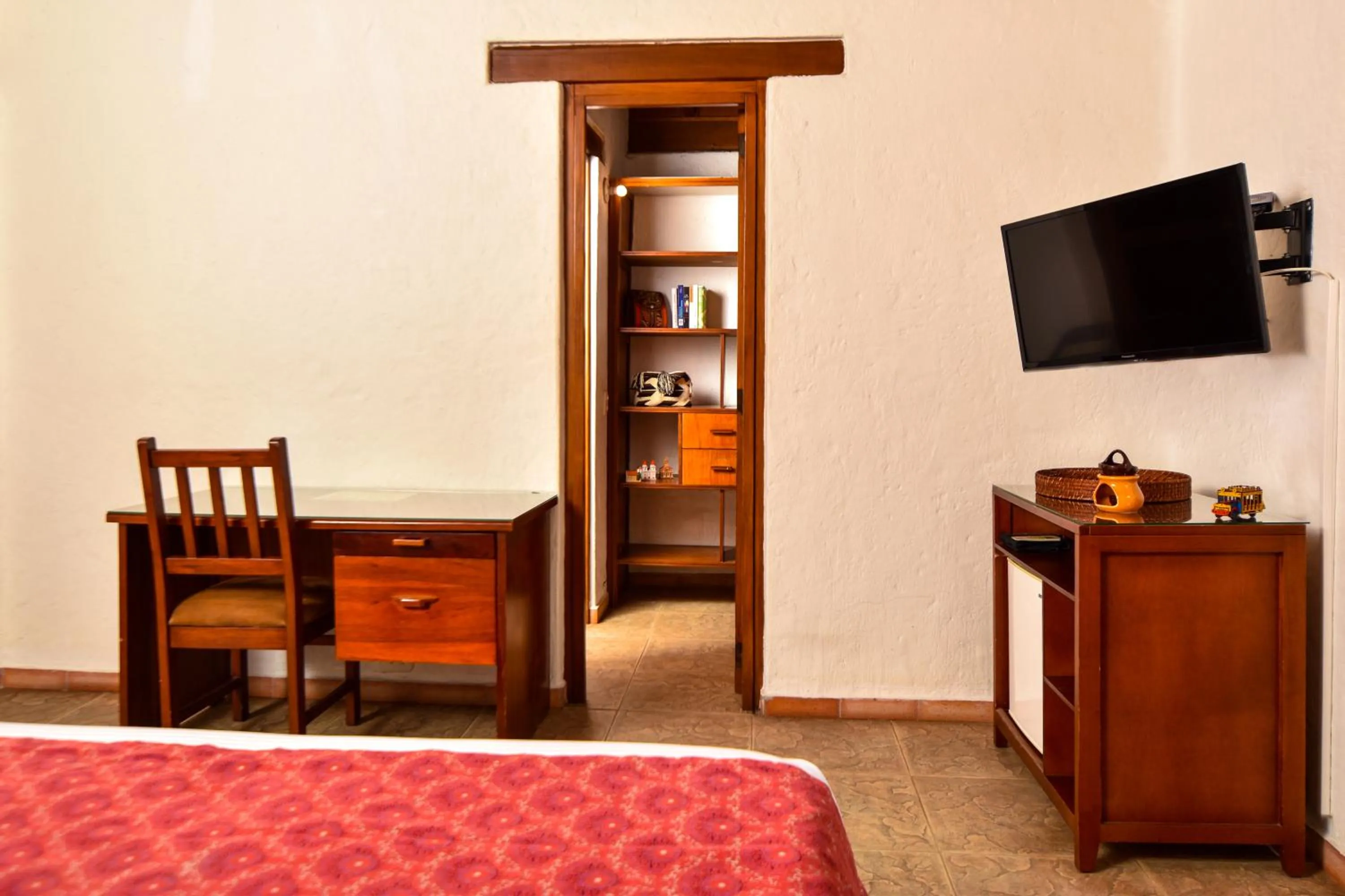 Communal lounge/ TV room, Bed in La Campana Hotel Boutique