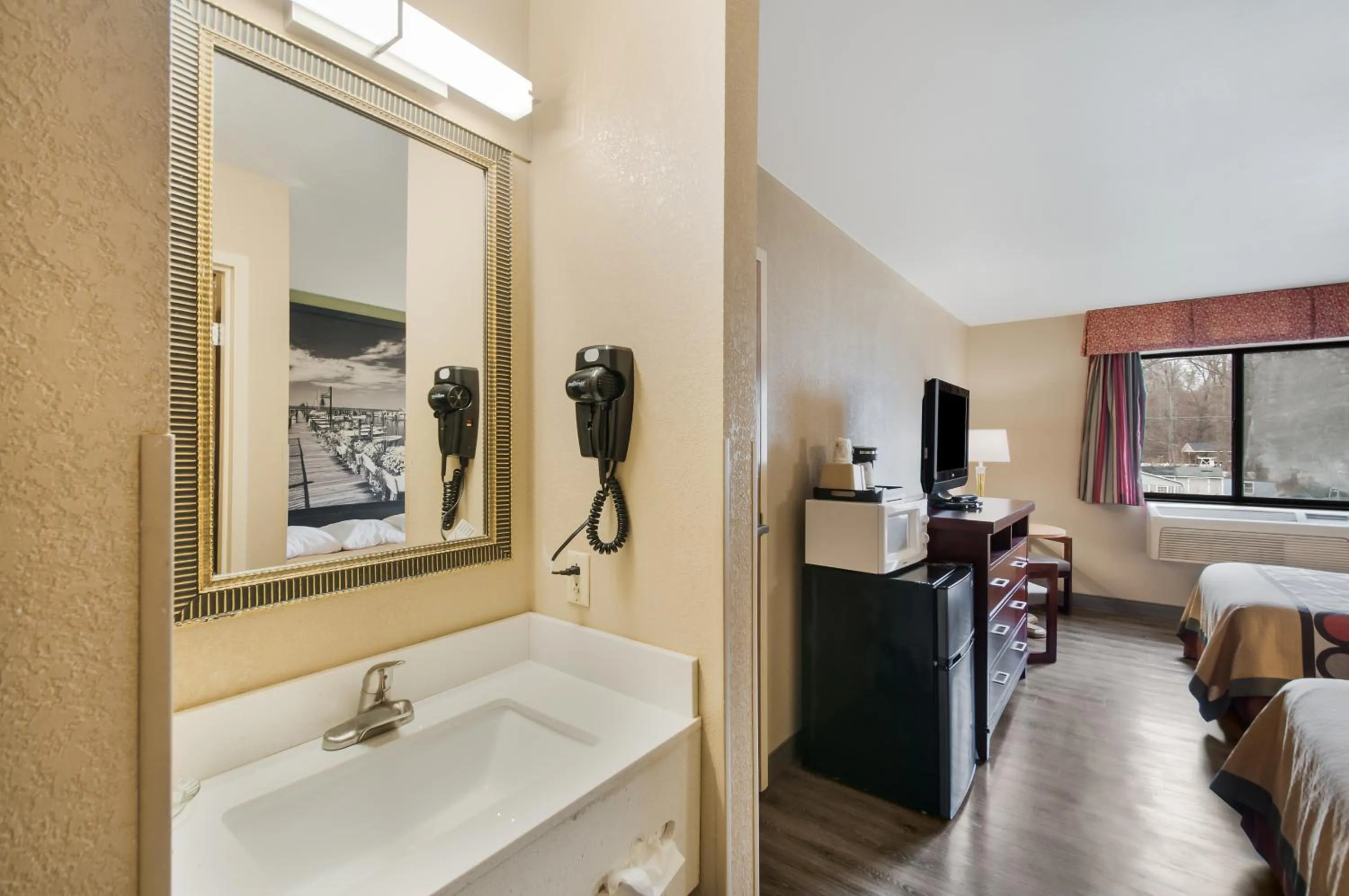 Bed in Red Carpet Inn-Indian Head