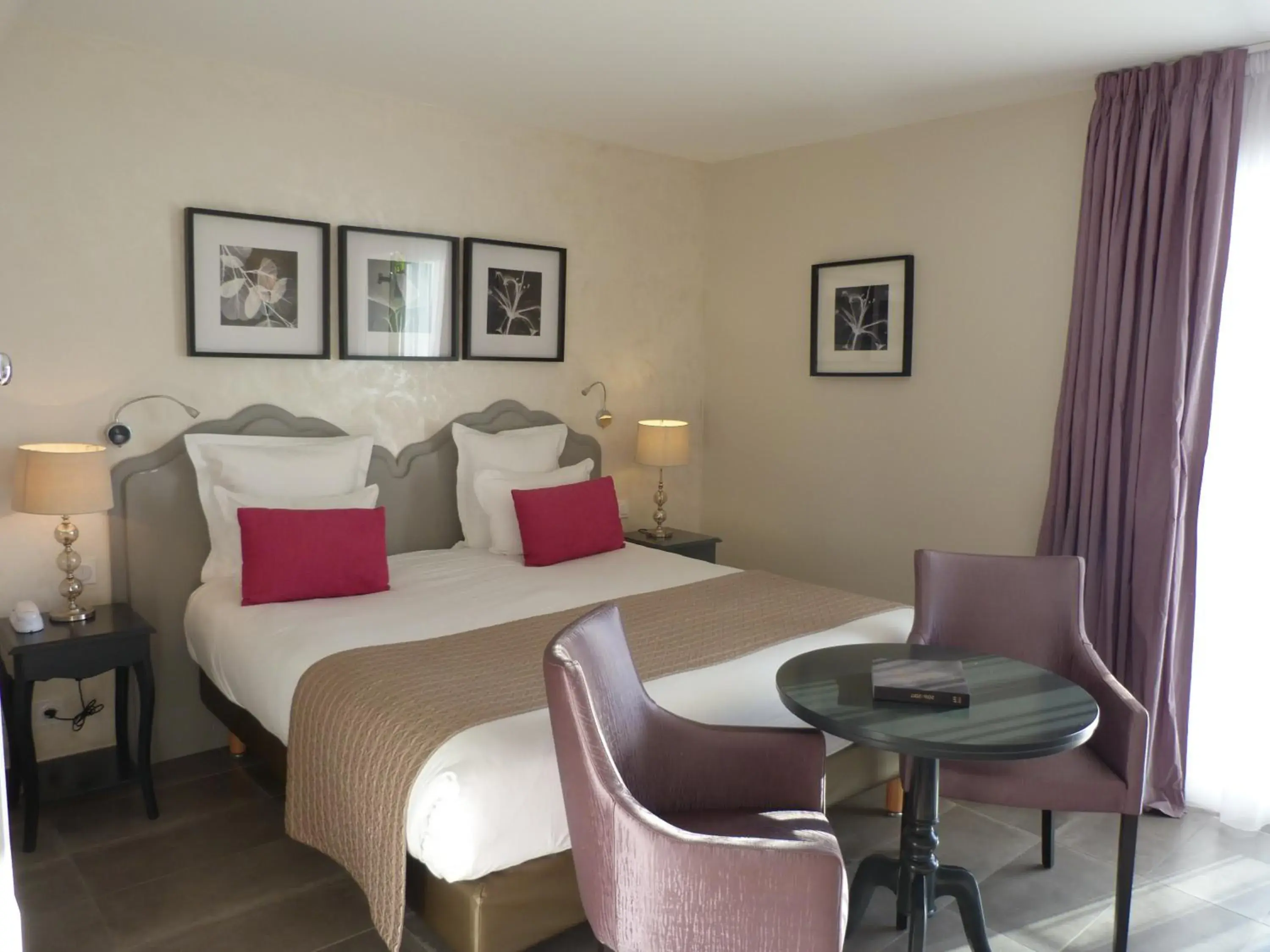 Photo of the whole room, Bed in La Bastide de l'Oliveraie Photo of the whole room, Bed in La Bastide de l'Oliveraie