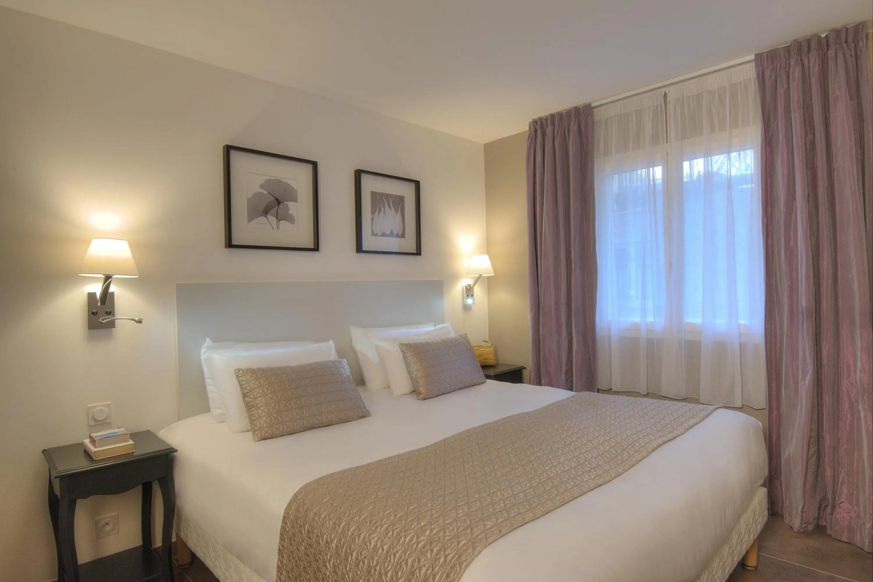 Decorative detail, Bed in La Bastide de l'Oliveraie