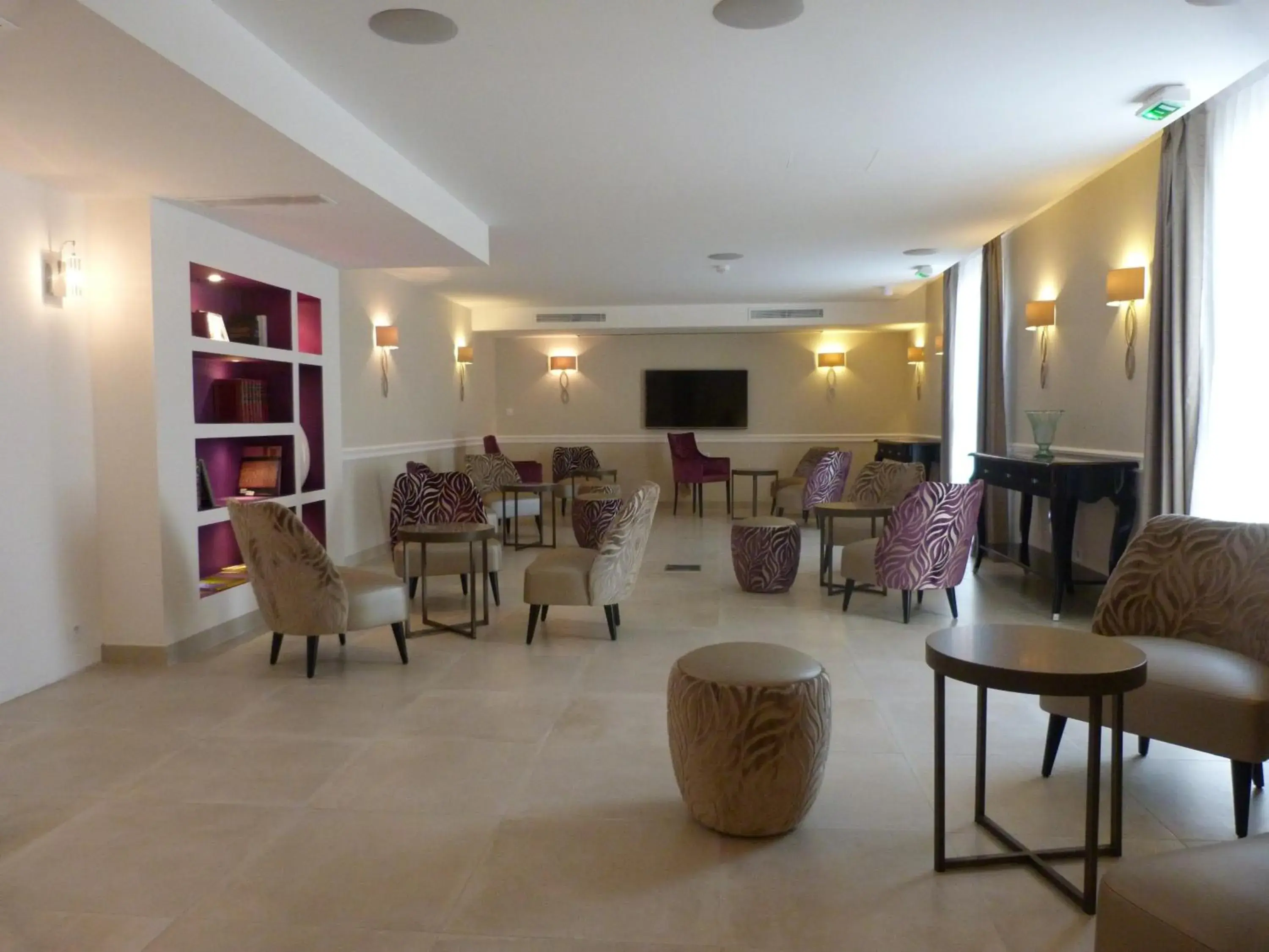 Lounge or bar in La Bastide de l'Oliveraie Lounge or bar in La Bastide de l'Oliveraie