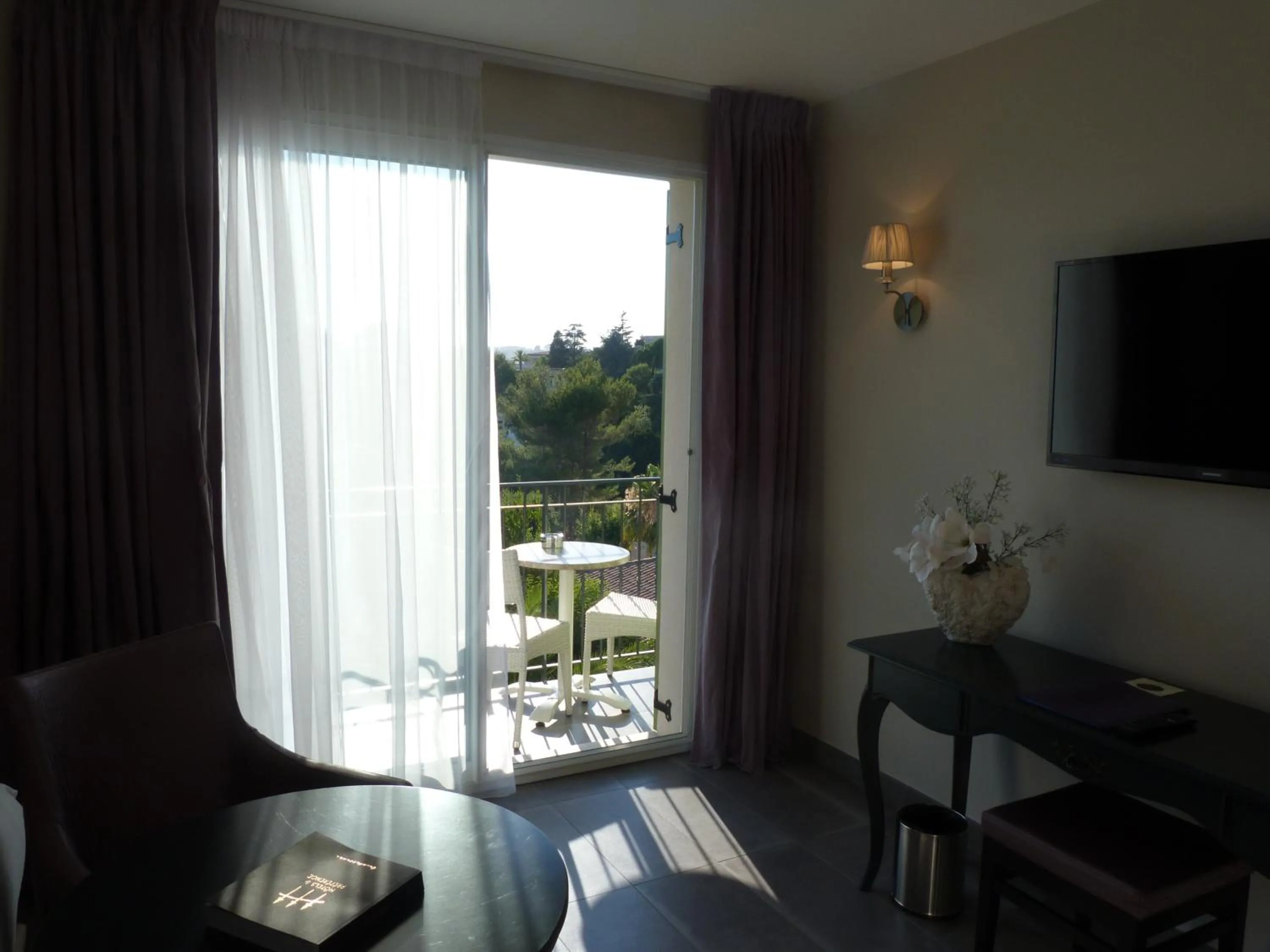 Photo of the whole room in La Bastide de l'Oliveraie