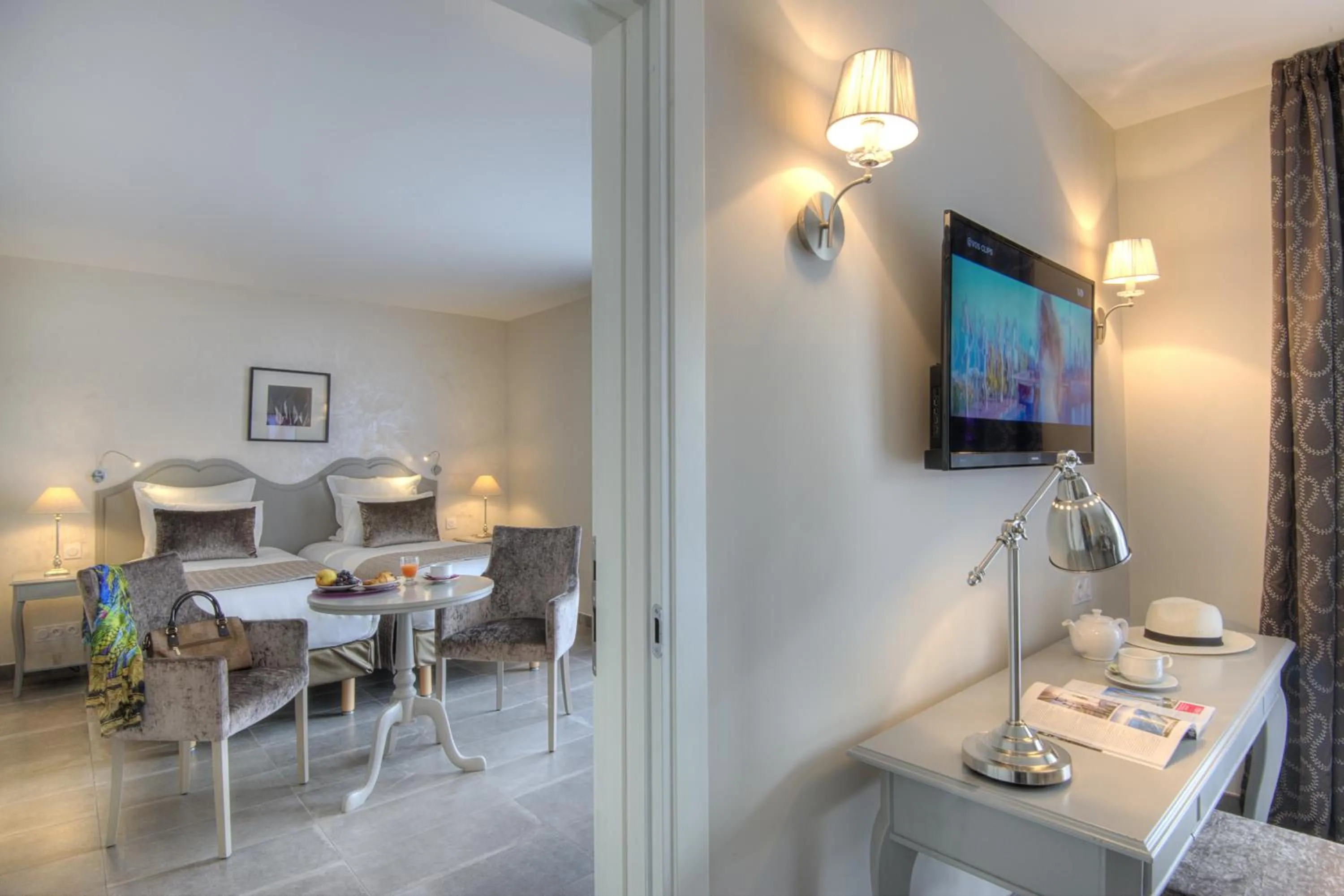 Photo of the whole room in La Bastide de l'Oliveraie