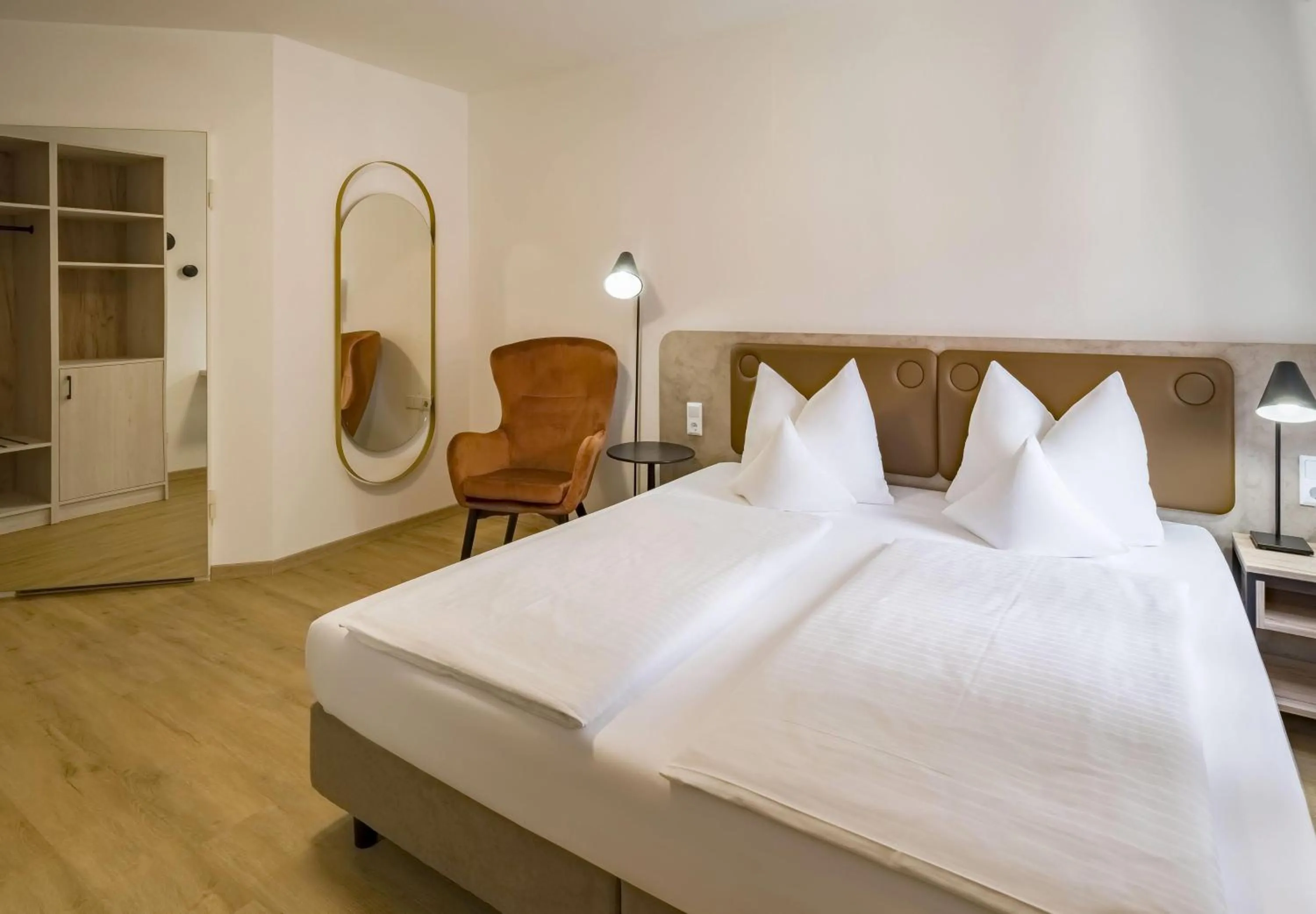 Photo of the whole room, Bed in Aspire Kronprinz, Trademark Collection by Wyndham