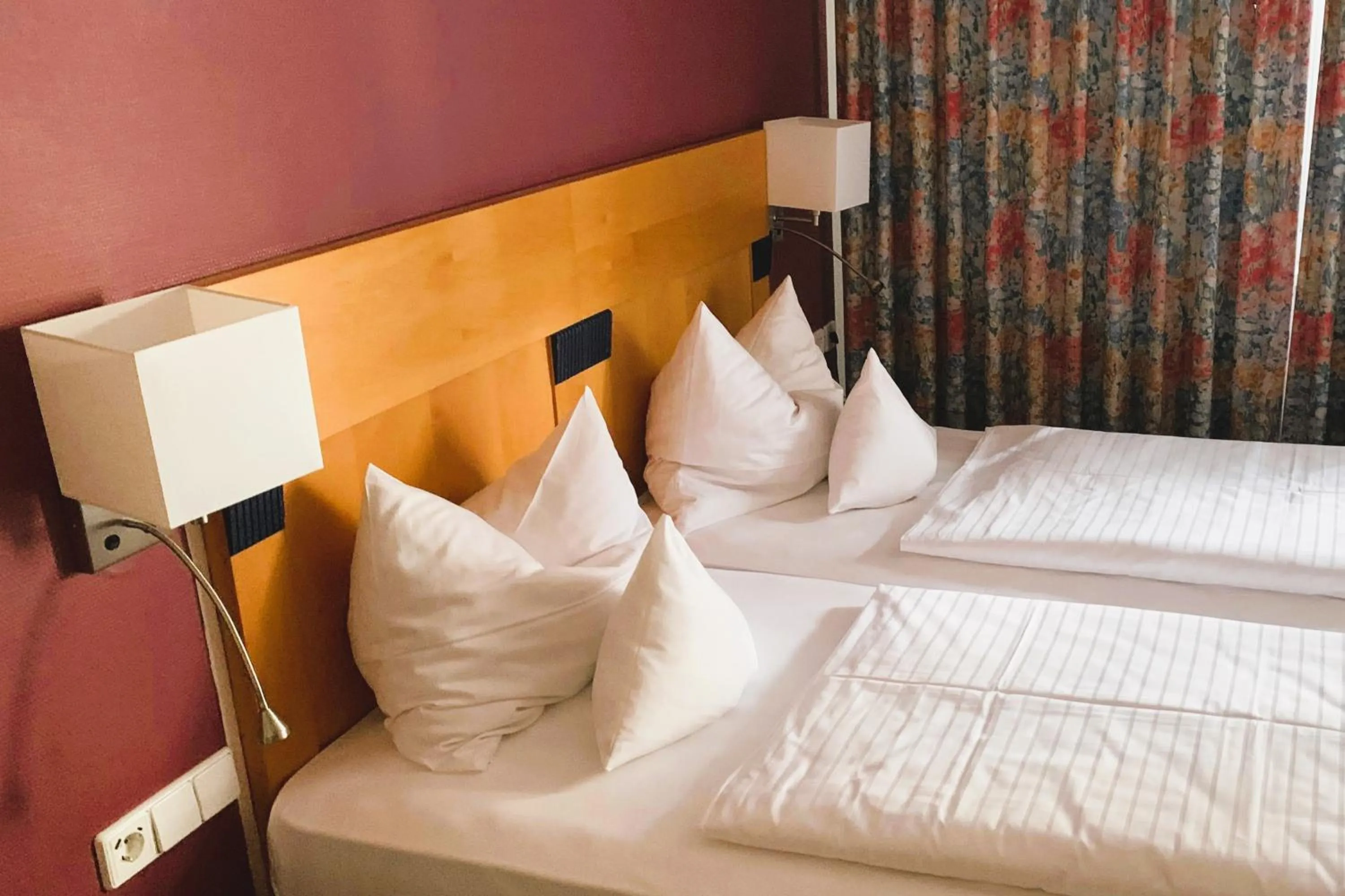 Bedroom, Bed in Hotel Kronprinz