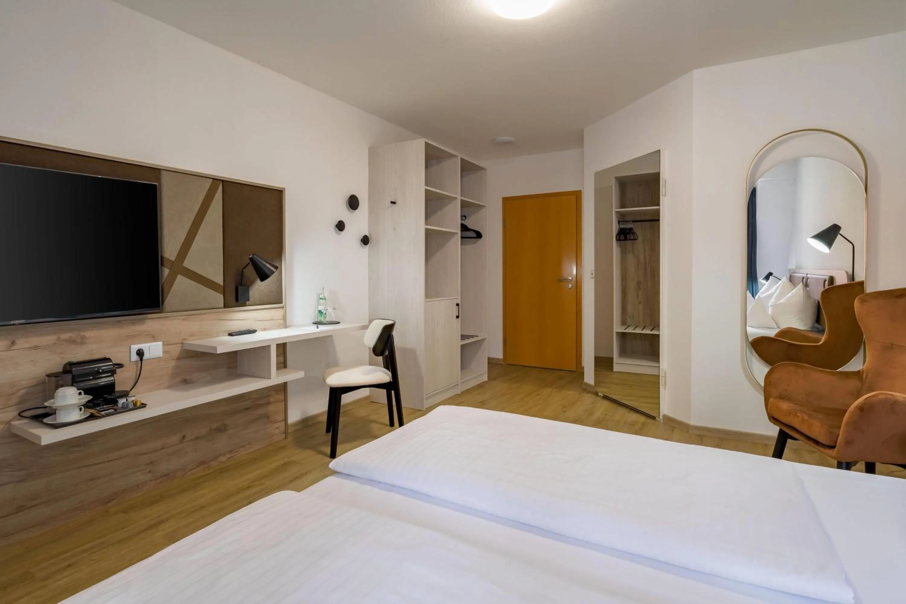 Photo of the whole room, Bed in Aspire Kronprinz, Trademark Collection by Wyndham