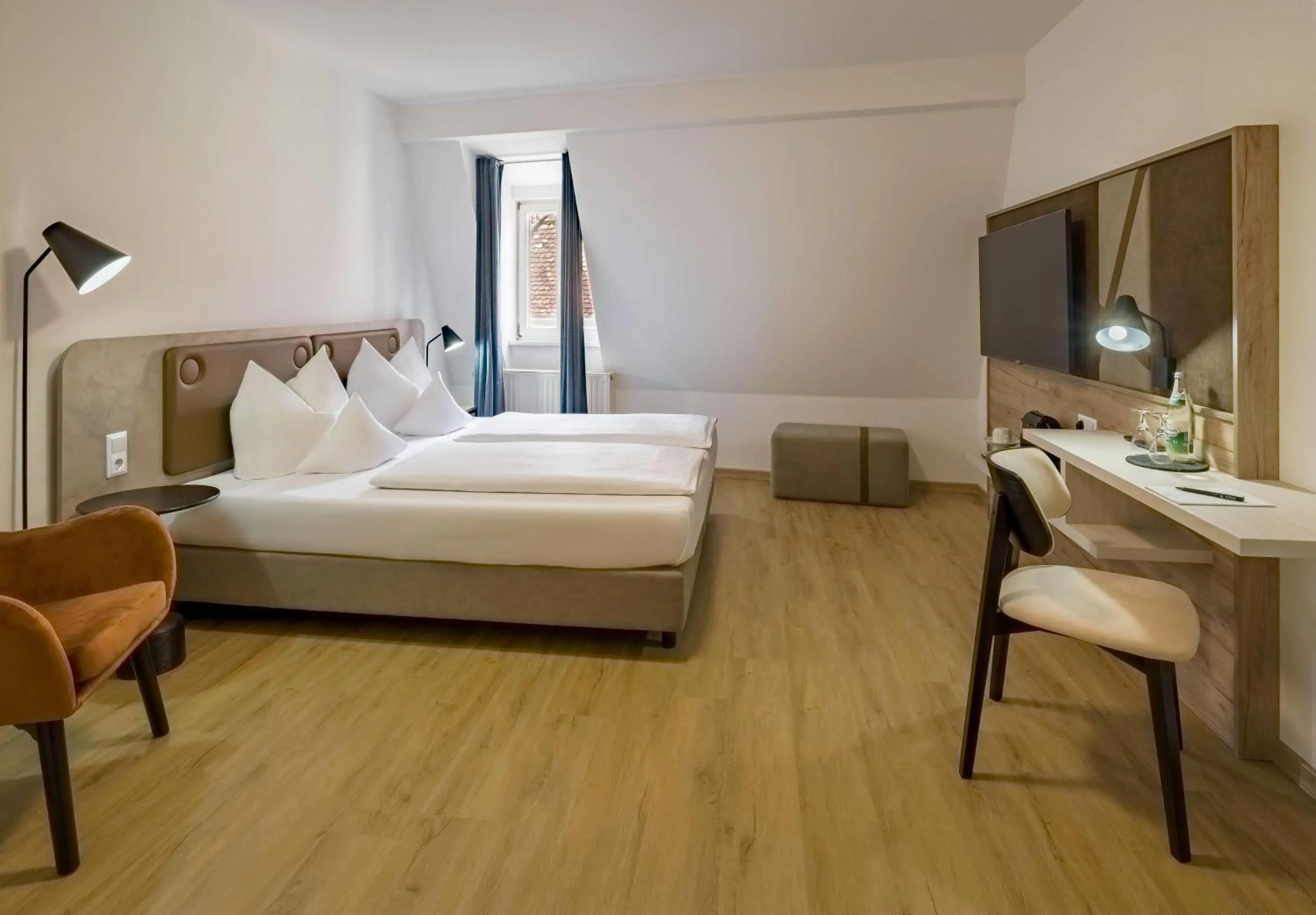 Photo of the whole room, Bed in Aspire Kronprinz, Trademark Collection by Wyndham