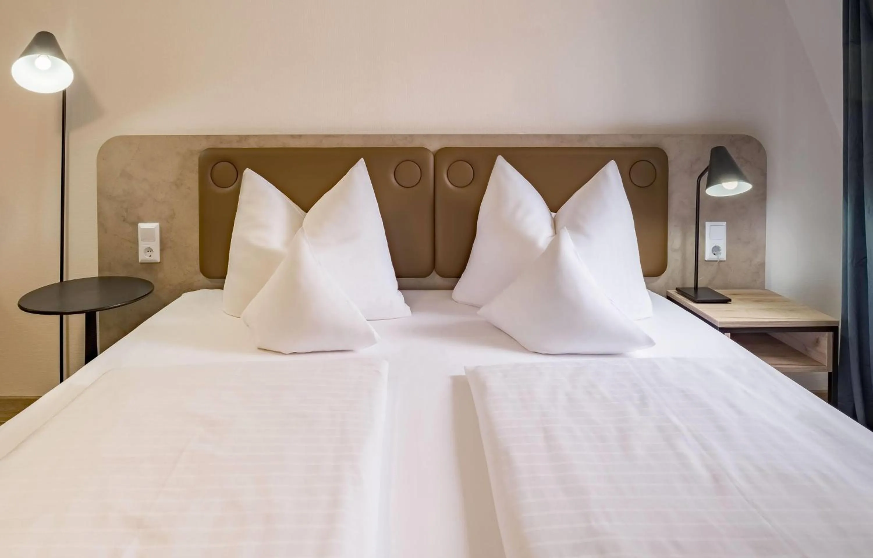 Photo of the whole room, Bed in Aspire Kronprinz, Trademark Collection by Wyndham