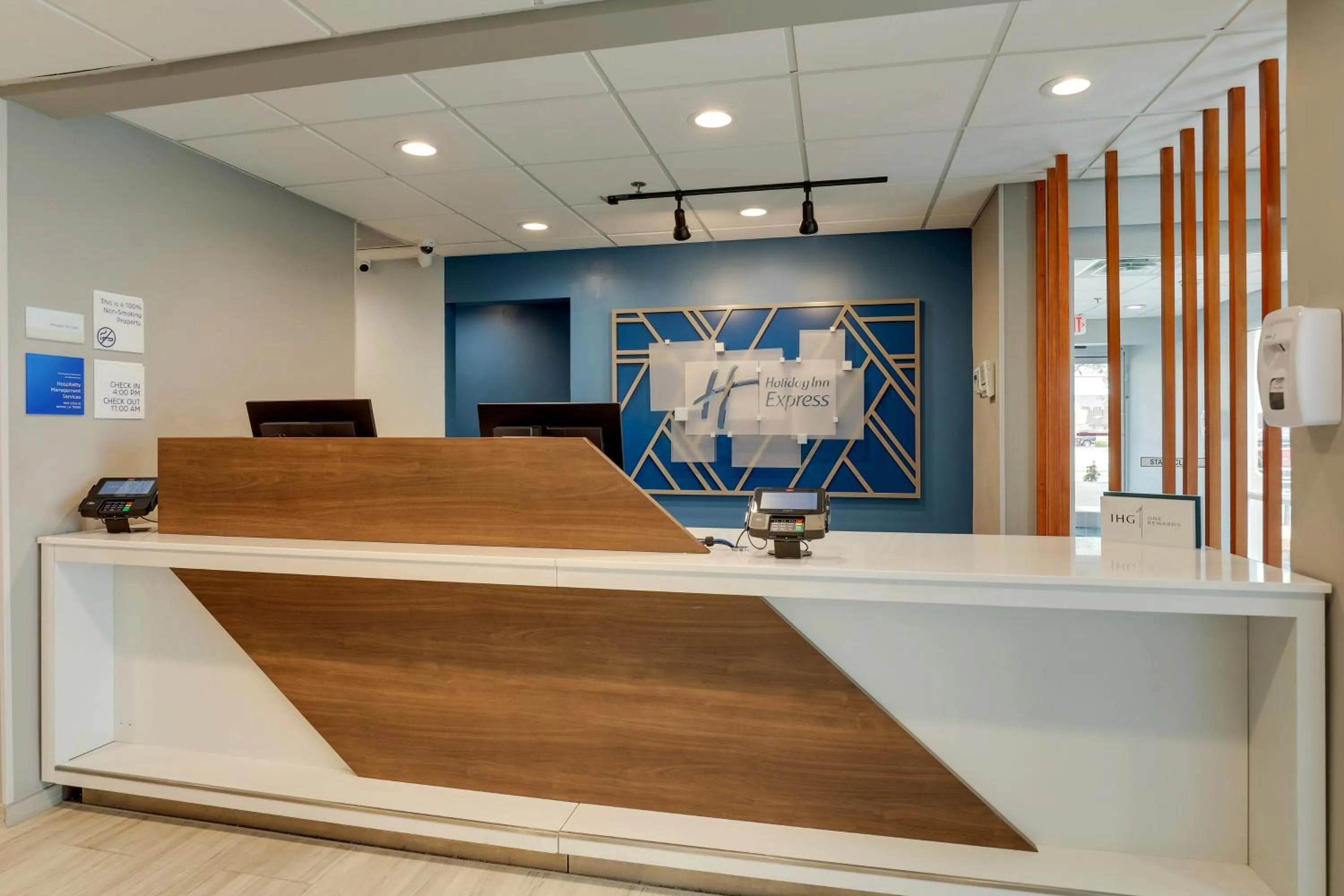 Lobby or reception in Holiday Inn Express Kenner - New Orleans Airport by IHG