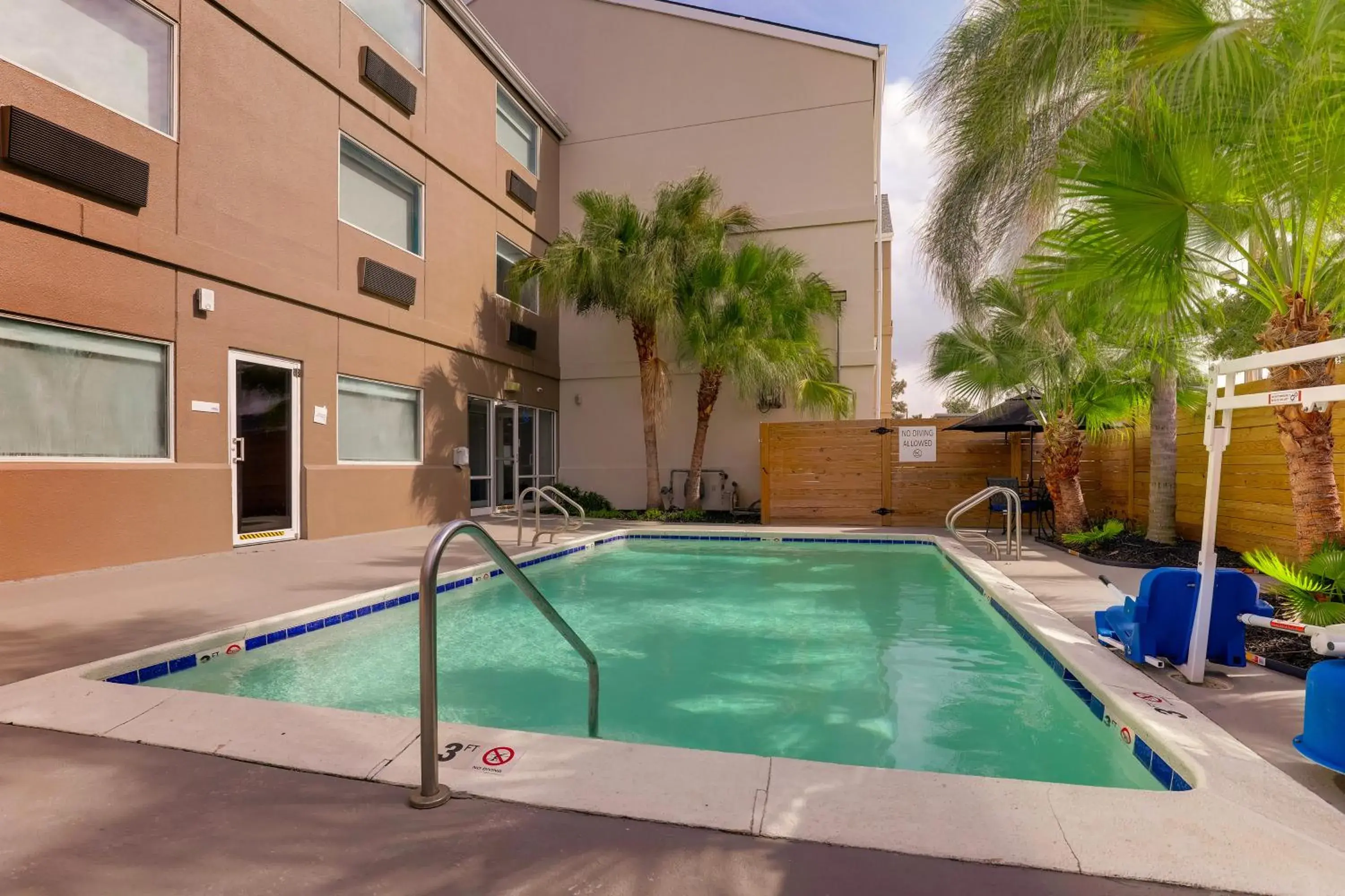 Pool view in Holiday Inn Express Kenner - New Orleans Airport by IHG Pool view in Holiday Inn Express Kenner - New Orleans Airport by IHG