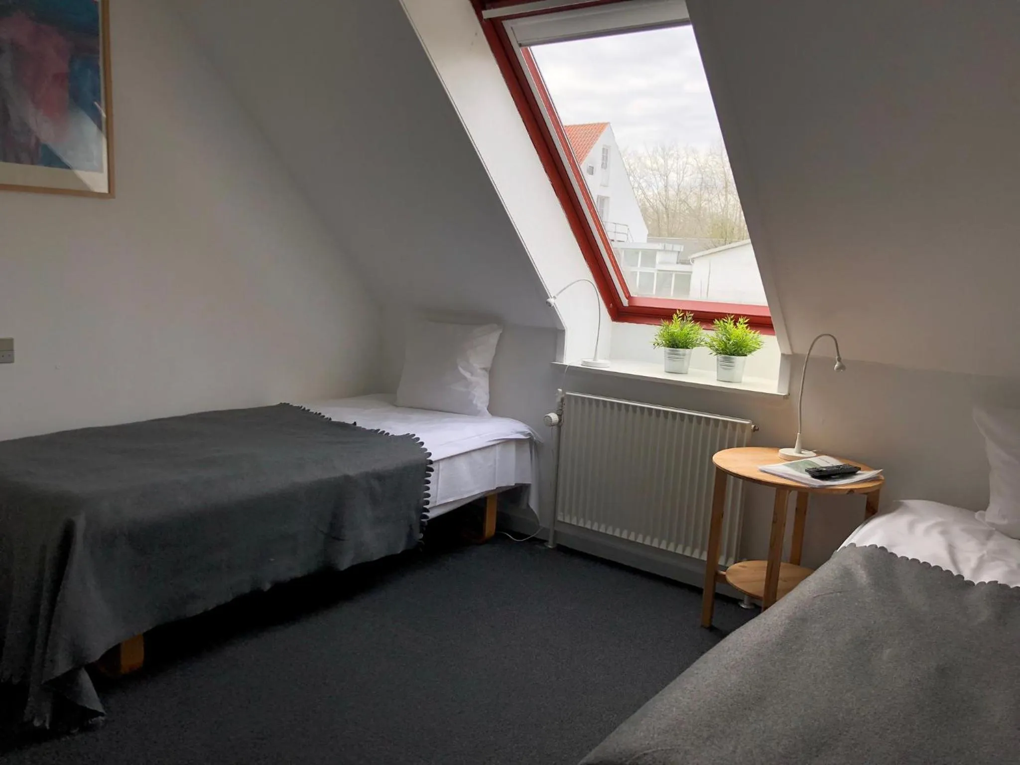 Photo of the whole room, Bed in Tune Kursuscenter