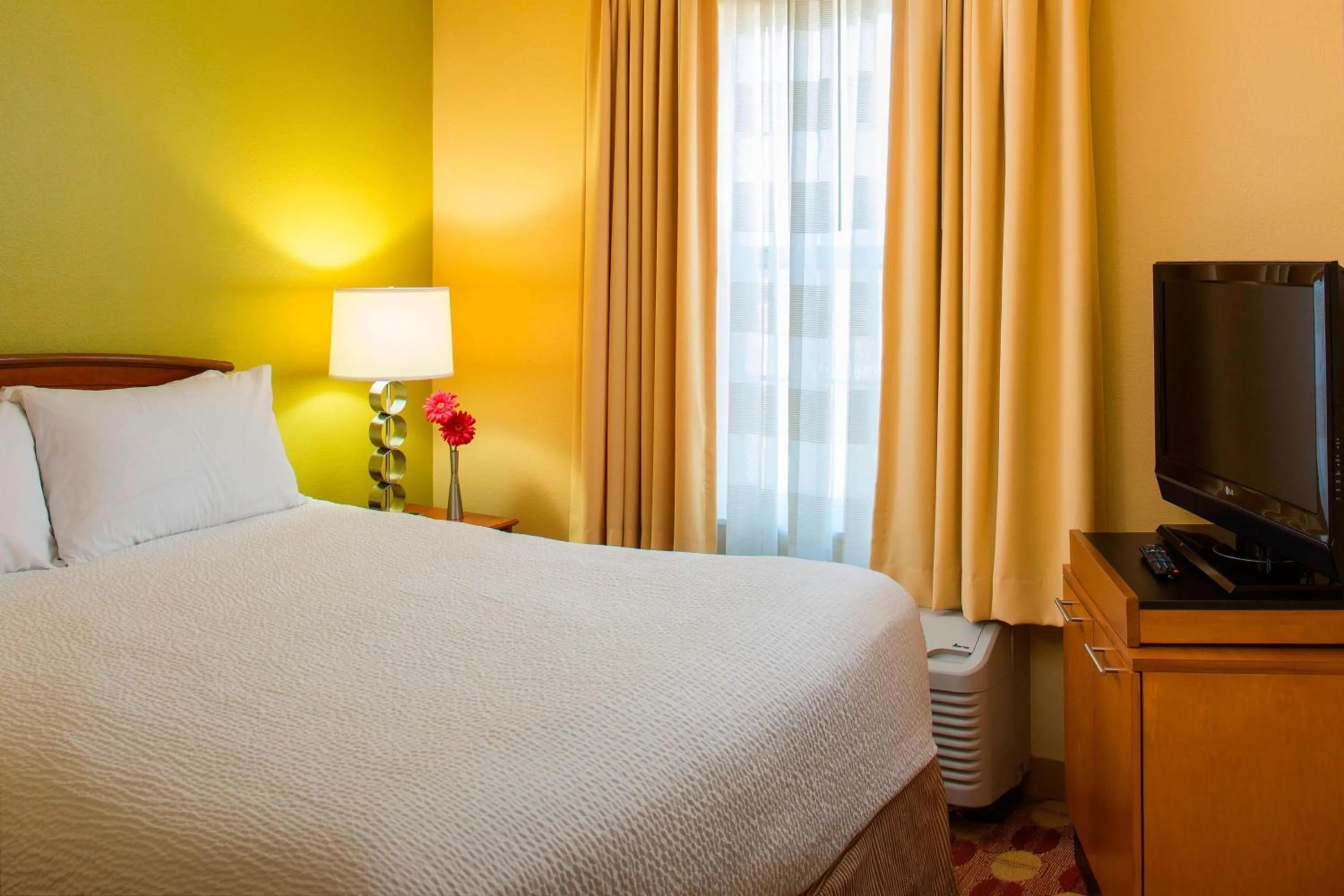 Bedroom, Bed in TownePlace Suites New Orleans Metairie