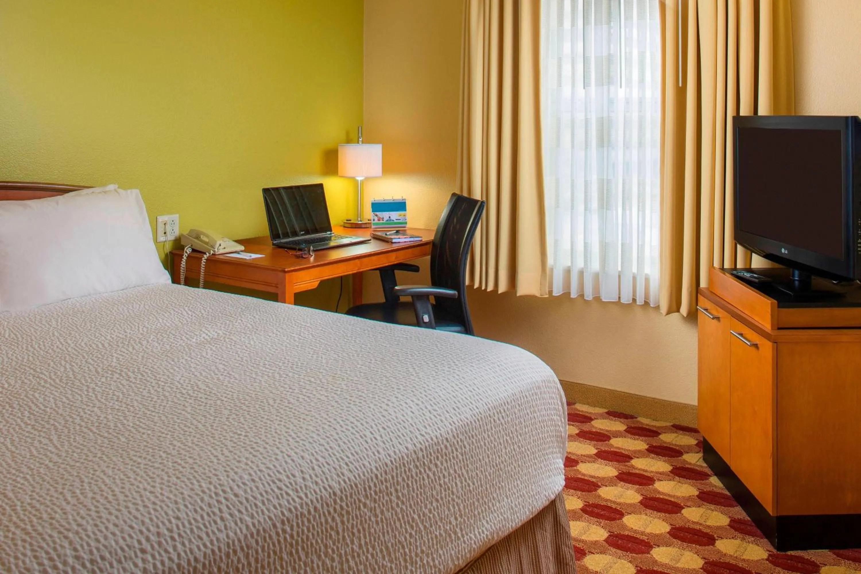 Bedroom, Bed in TownePlace Suites New Orleans Metairie