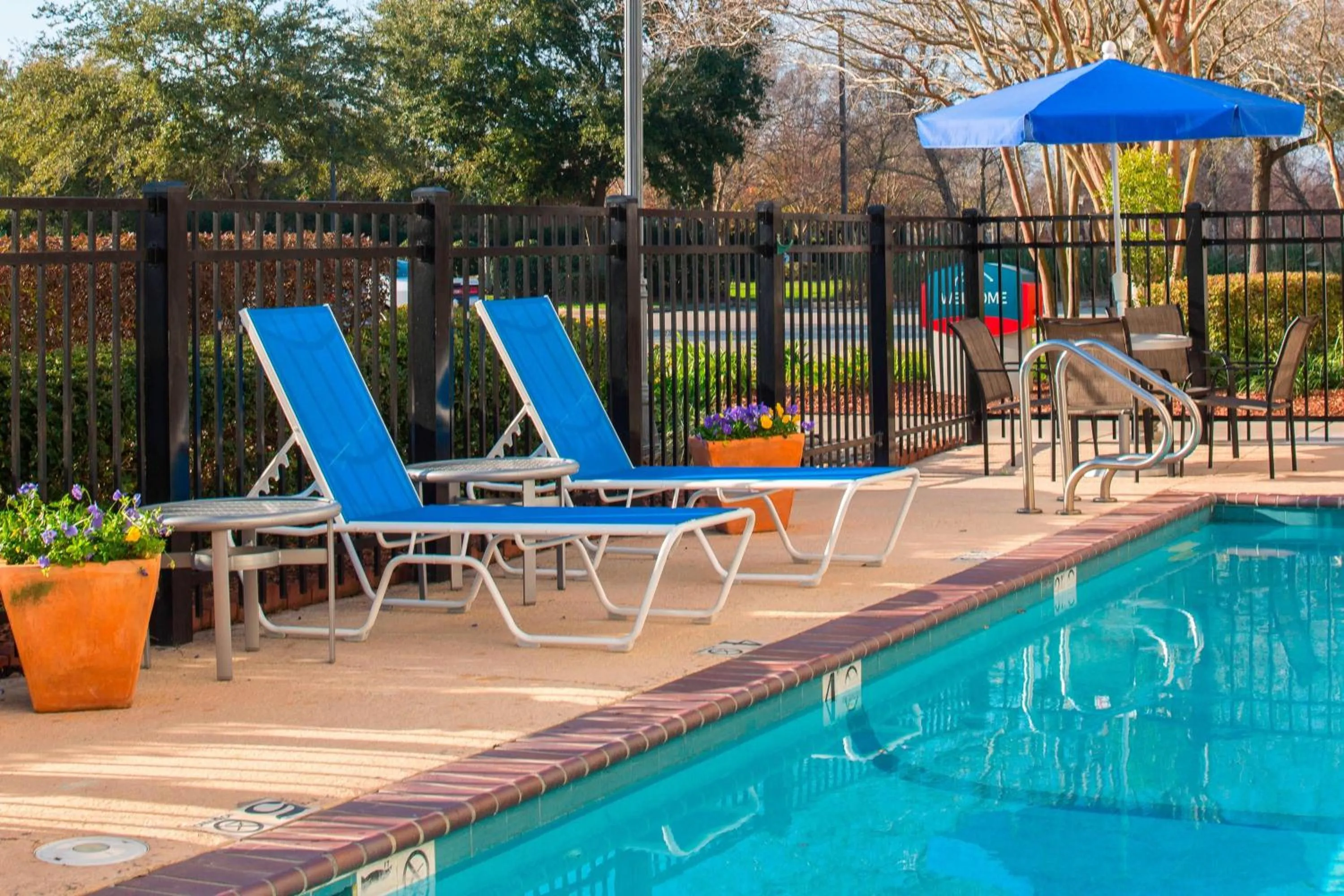 Swimming pool in TownePlace Suites New Orleans Metairie