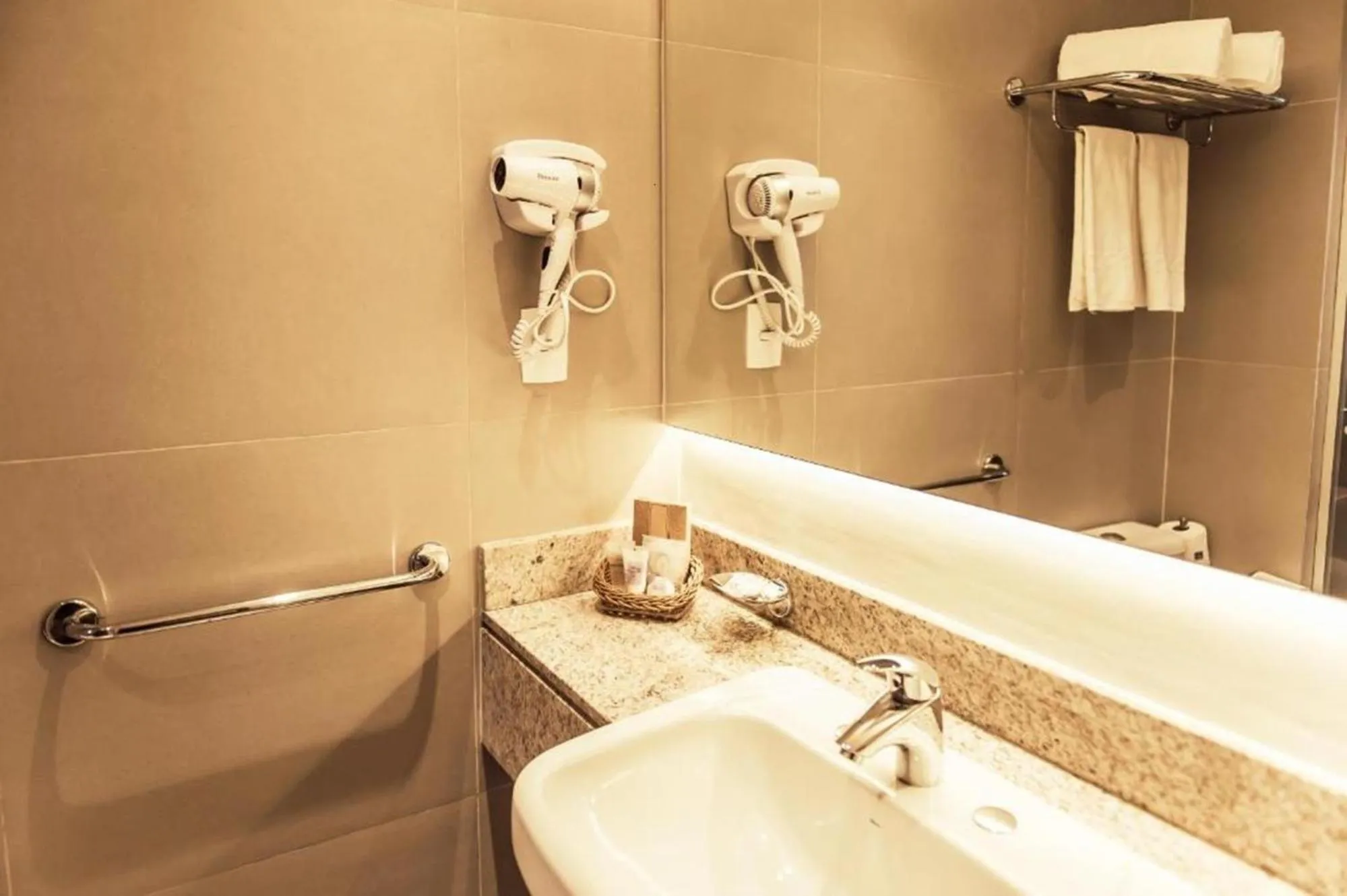 Shower in Slaviero Porto Alegre Moinhos