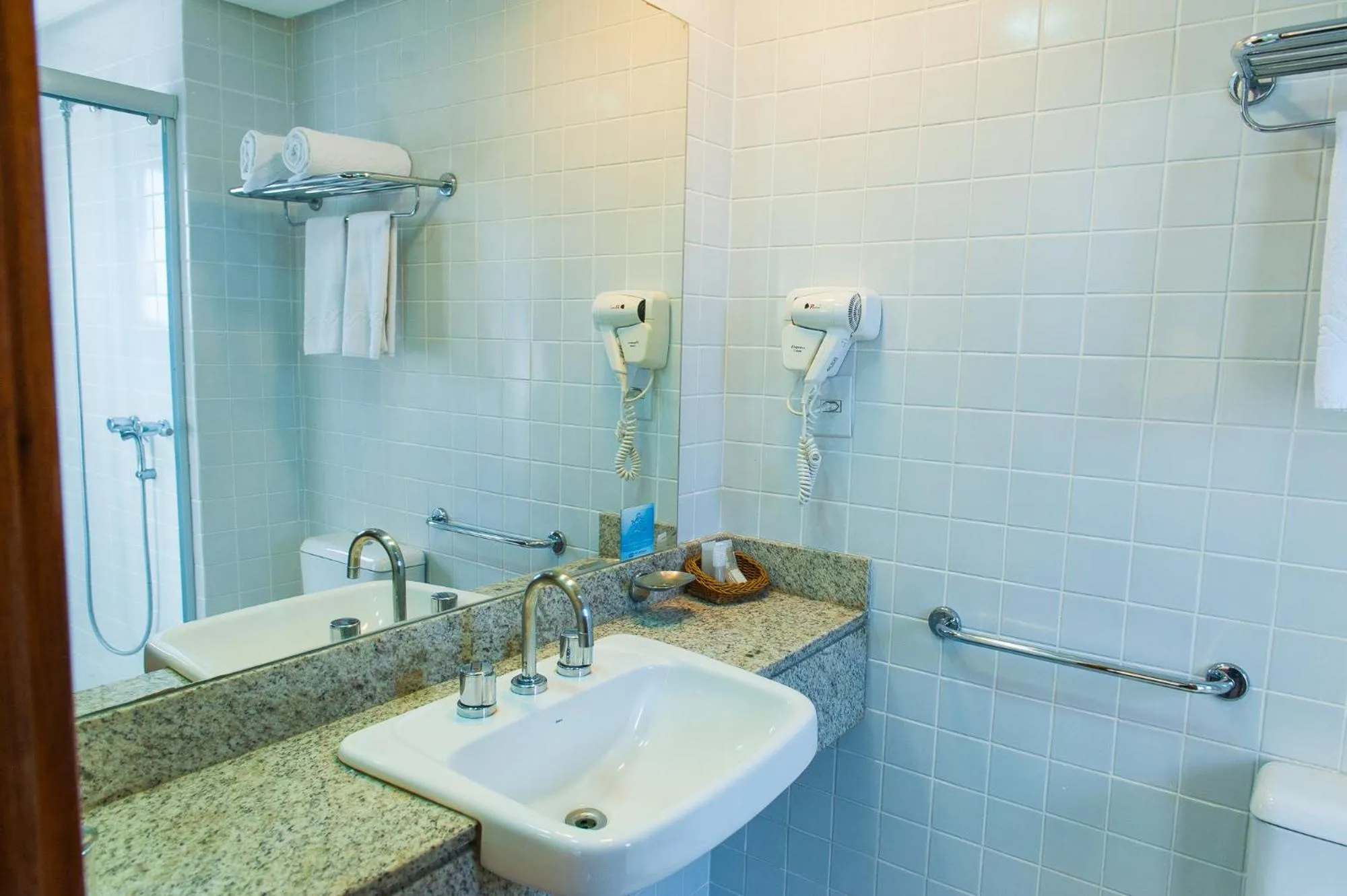 Shower in Slaviero Porto Alegre Moinhos