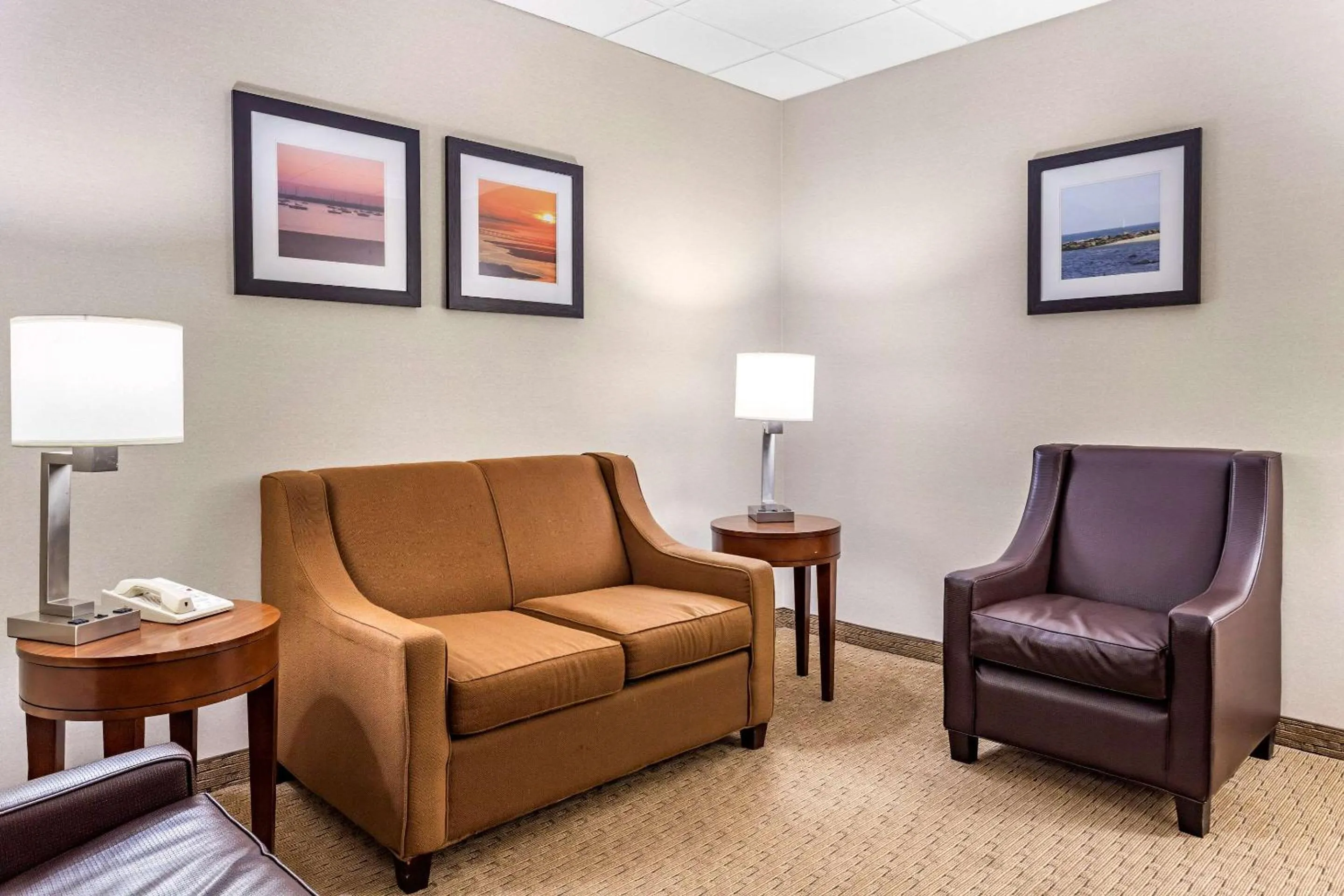Photo of the whole room in Comfort Inn Syosset-Long Island