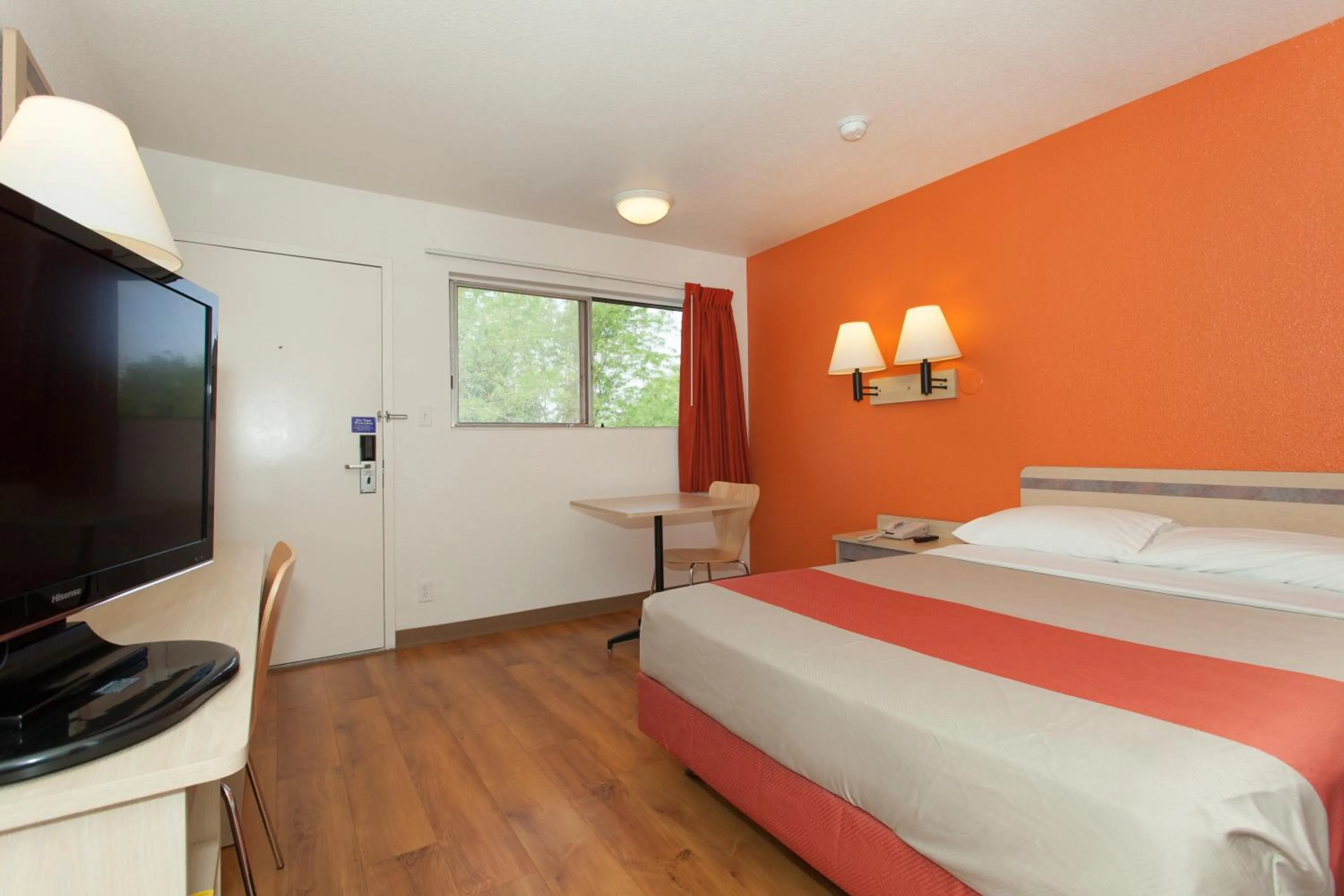 Bathroom, Bed in Hi - Wheel Flats