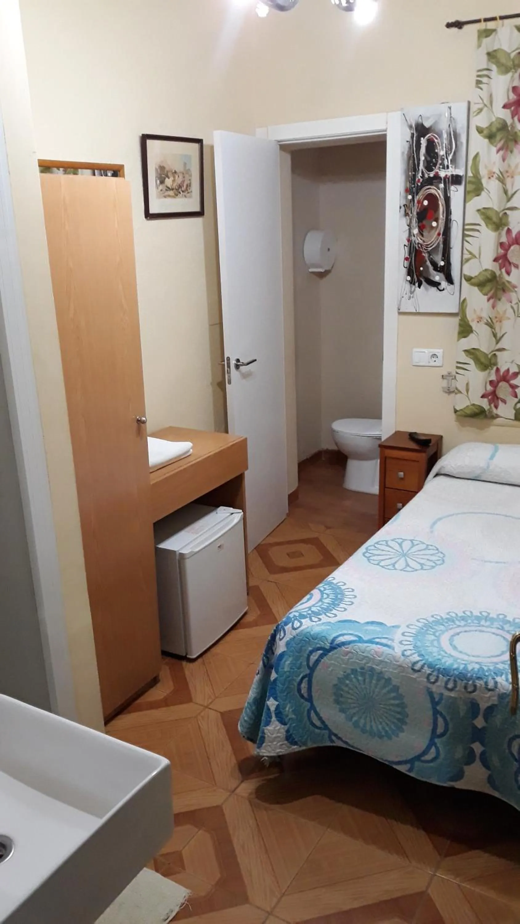 Bathroom, Bed in Hostal Fuentesol