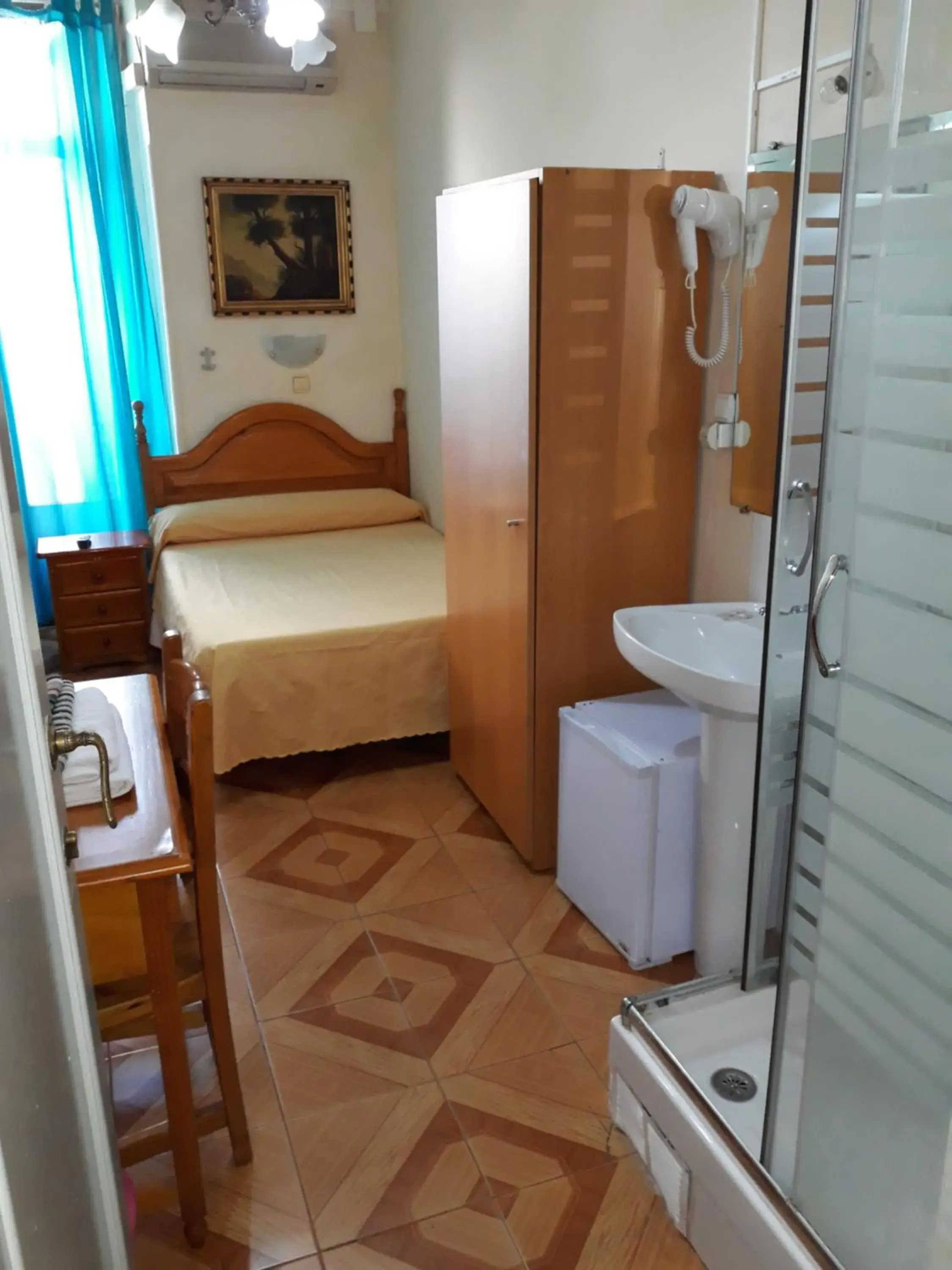 Double Room with Shared Bathroom in Hostal Fuentesol Double Room with Shared Bathroom in Hostal Fuentesol