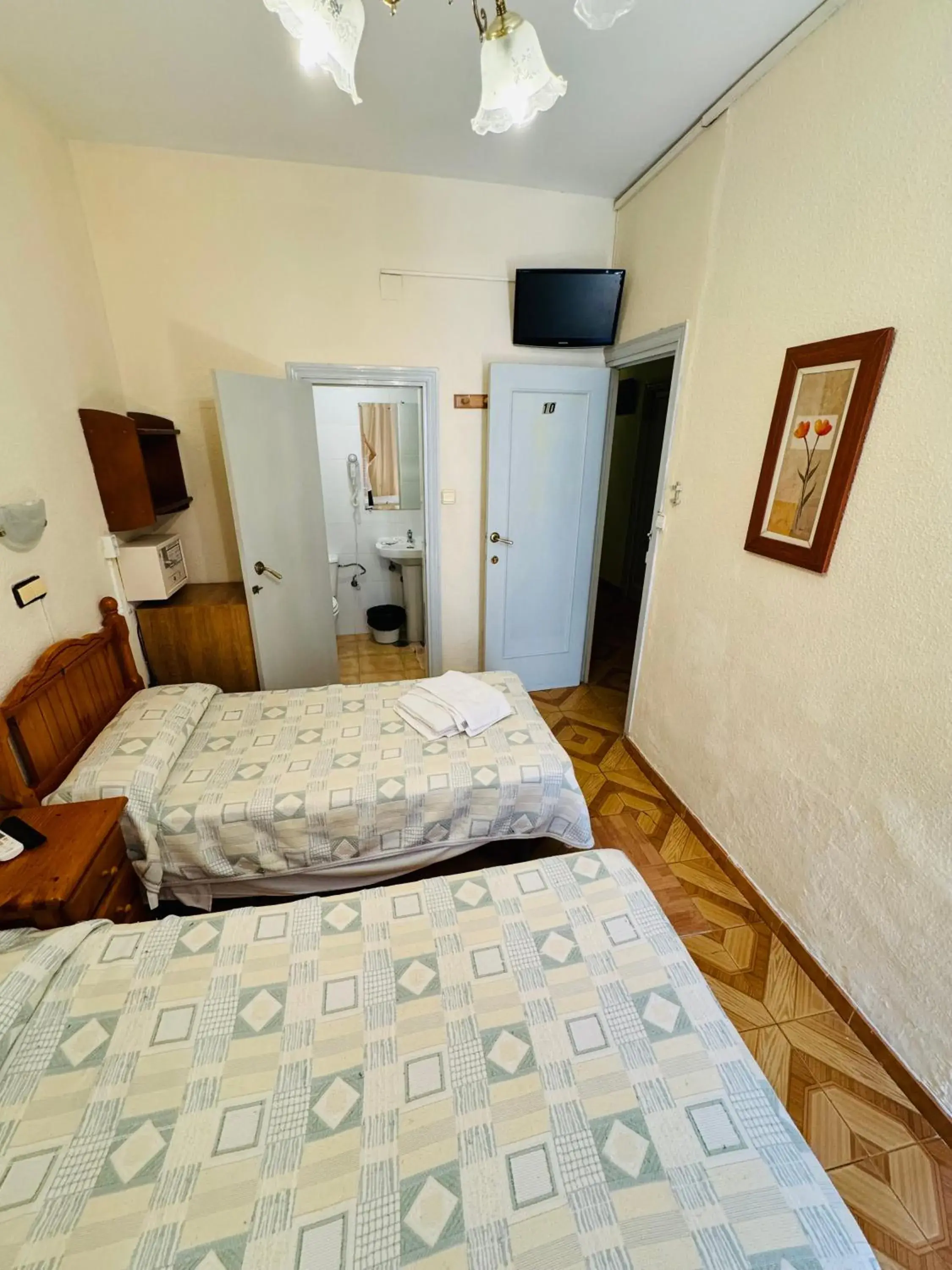 Triple Room in Hostal Fuentesol Triple Room in Hostal Fuentesol