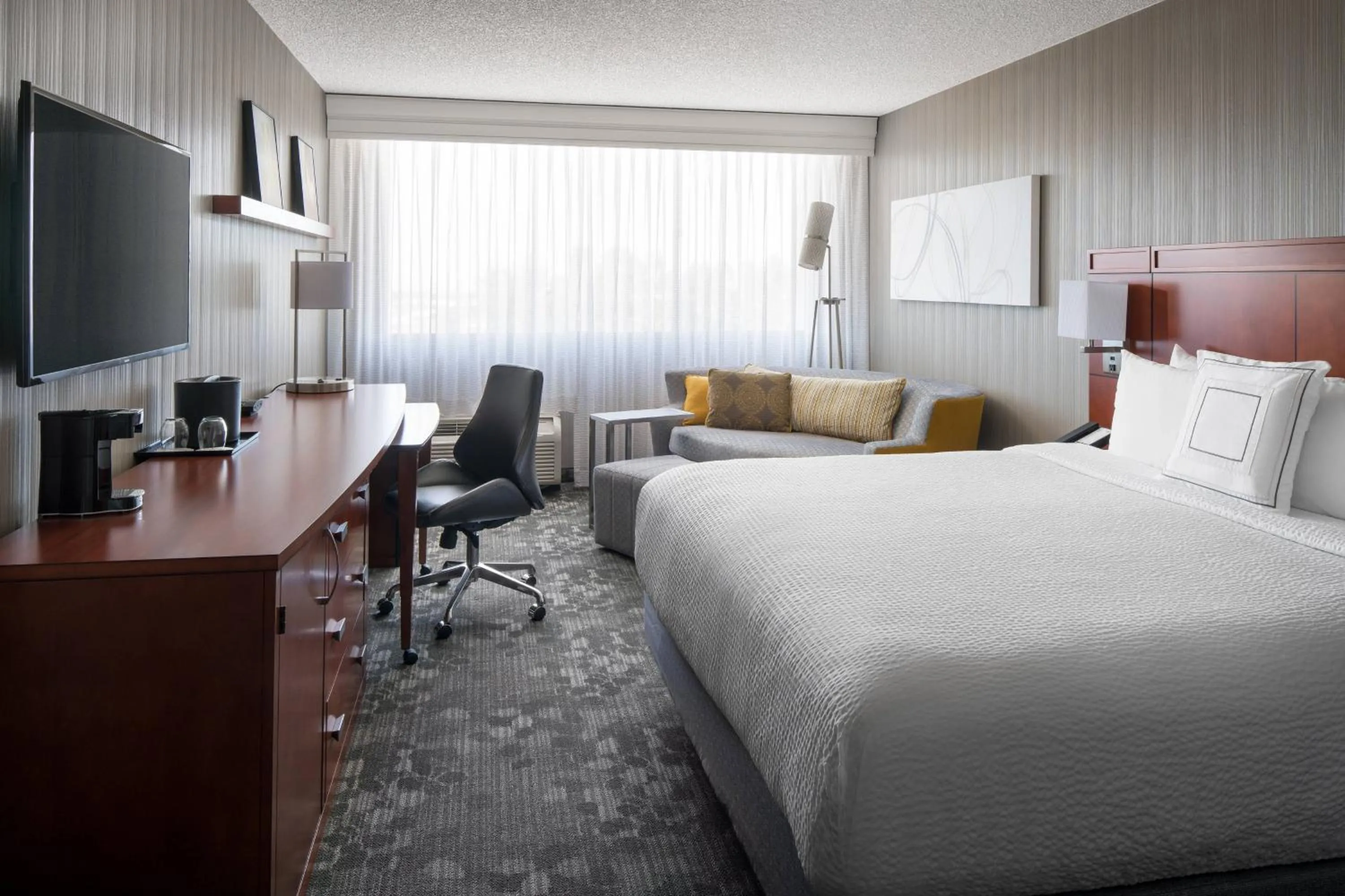 Photo of the whole room, Bed in Courtyard by Marriott Richmond Berkeley