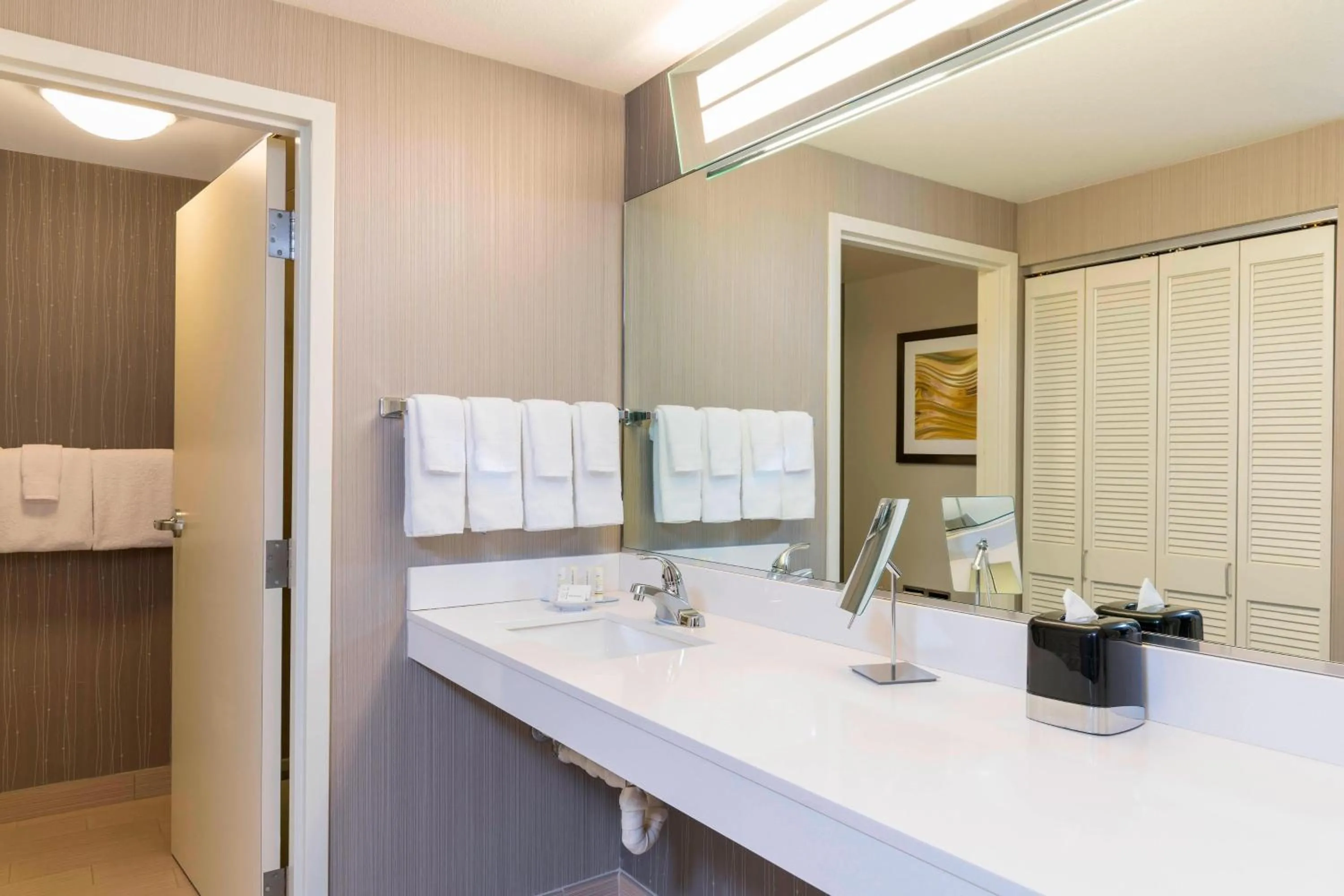 Bathroom in Courtyard by Marriott Livermore