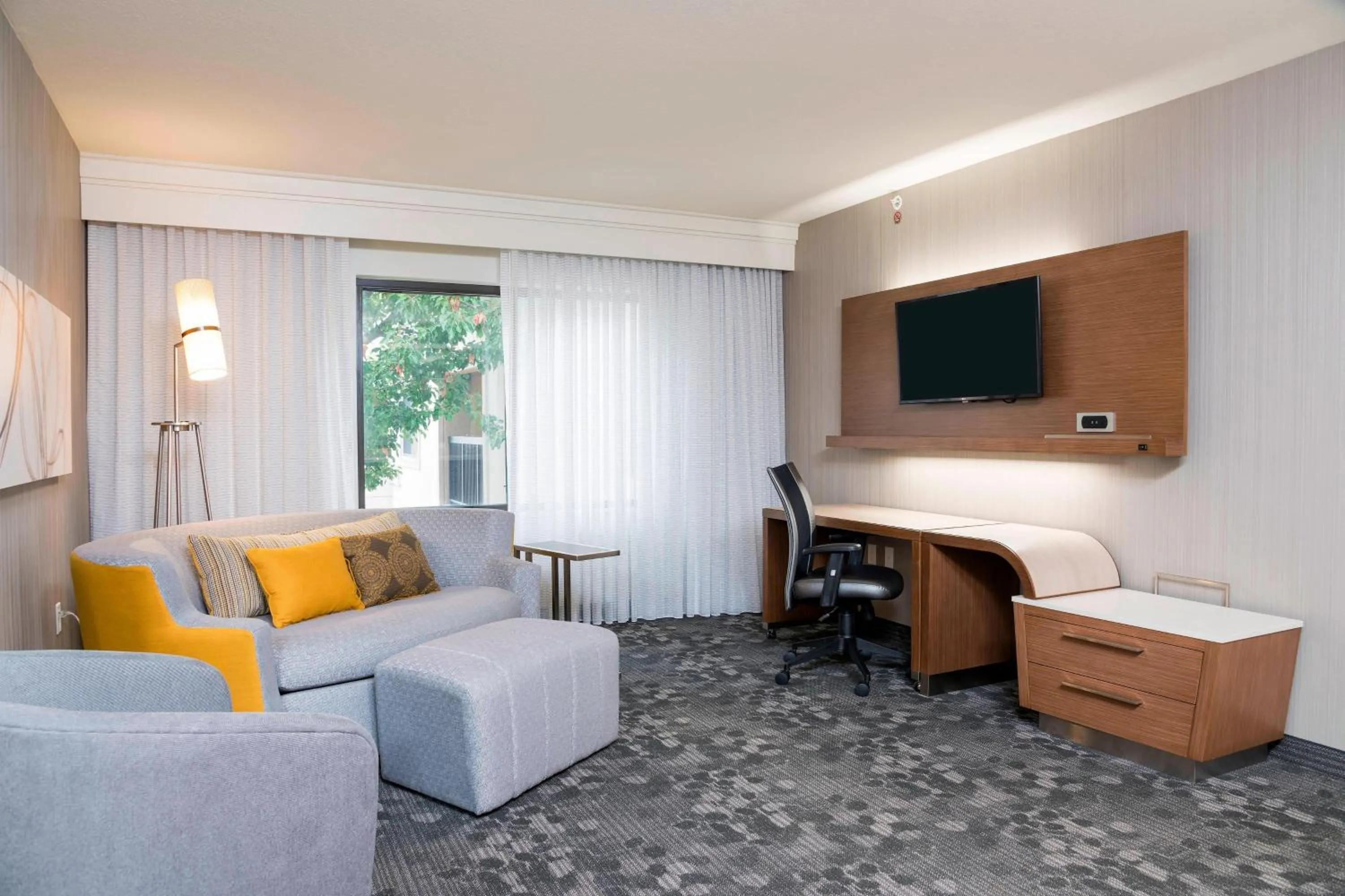 Living room in Courtyard by Marriott Livermore