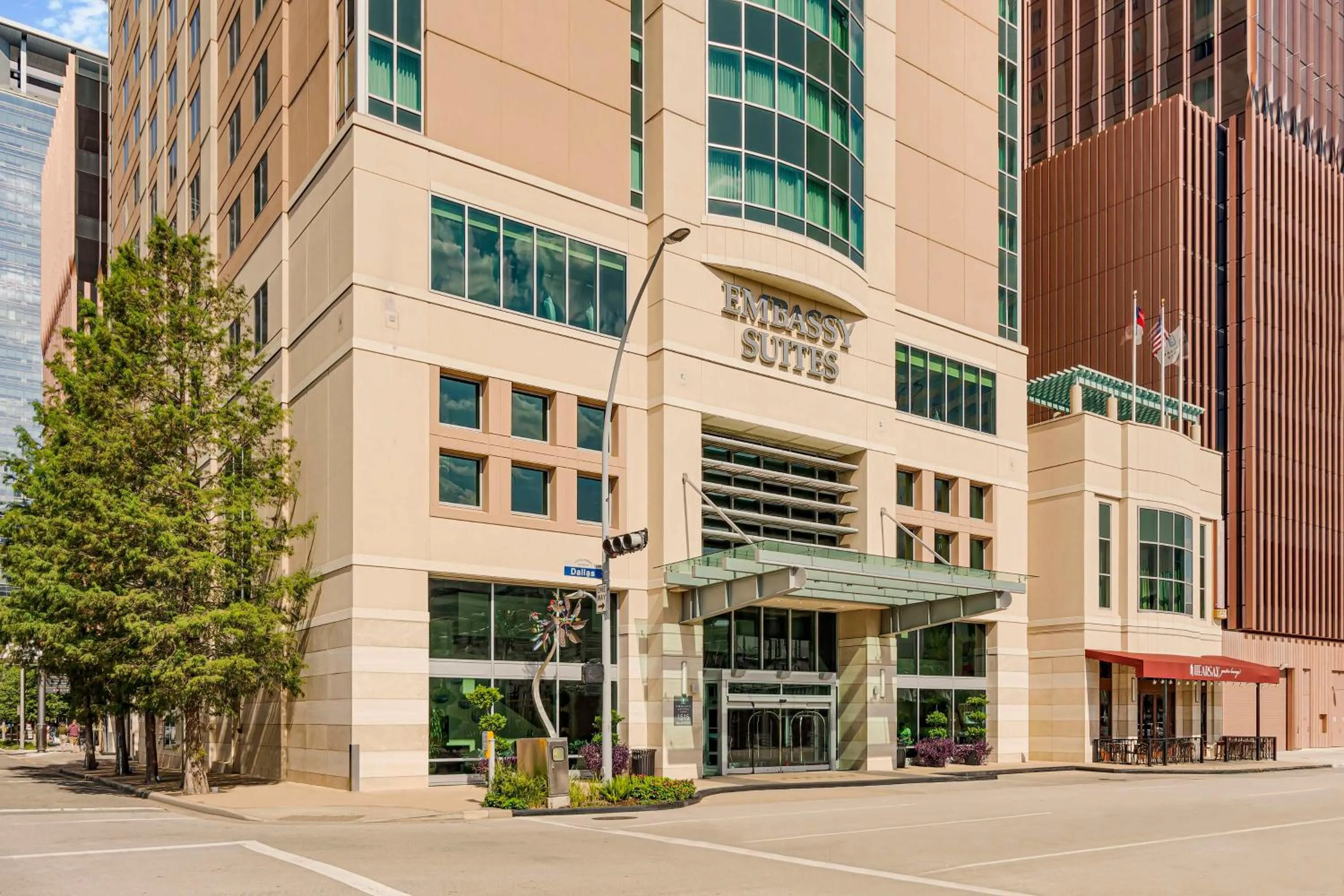 Property building in Embassy Suites Houston - Downtown