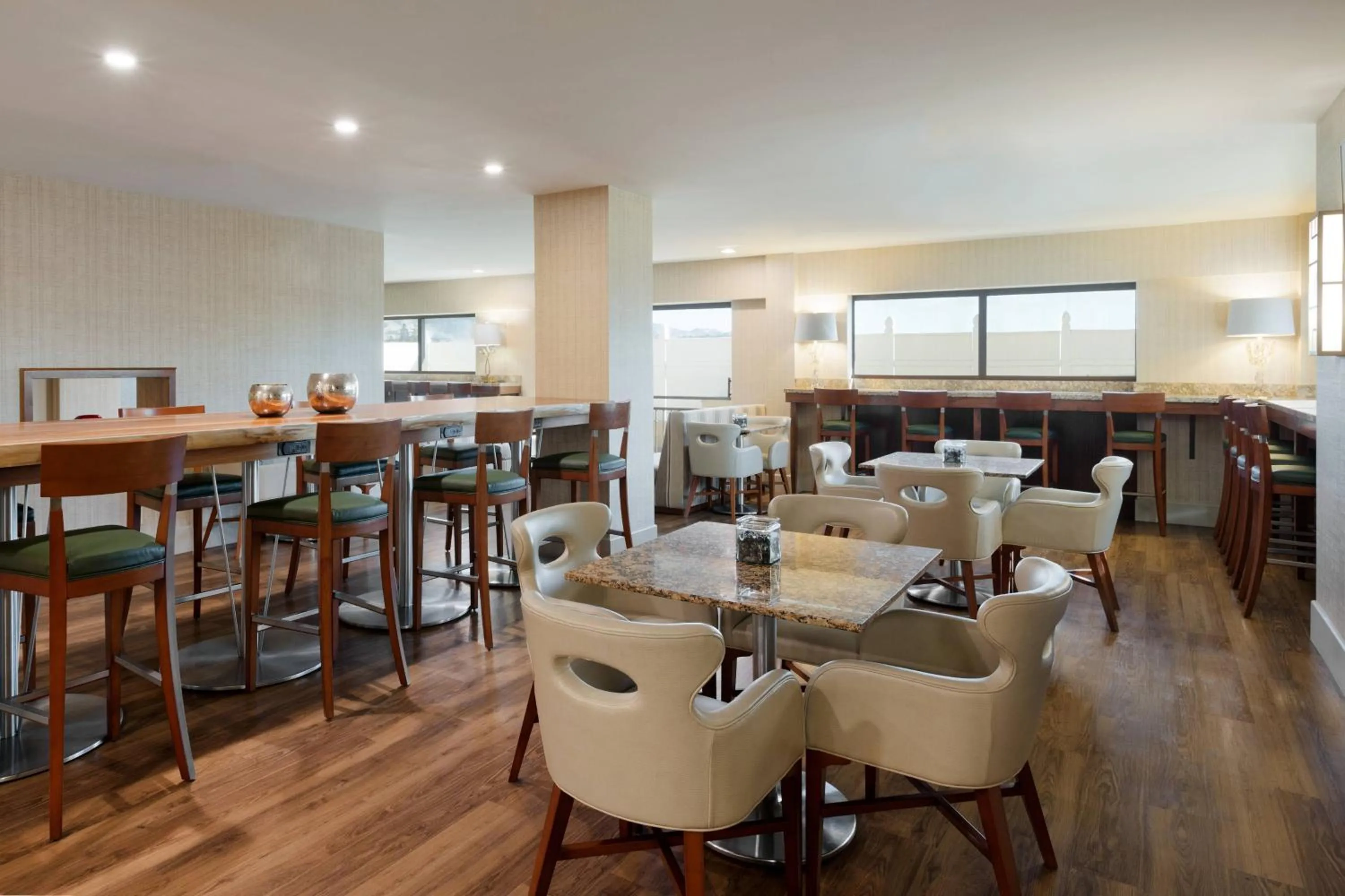 Lounge or bar in Walnut Creek Marriott