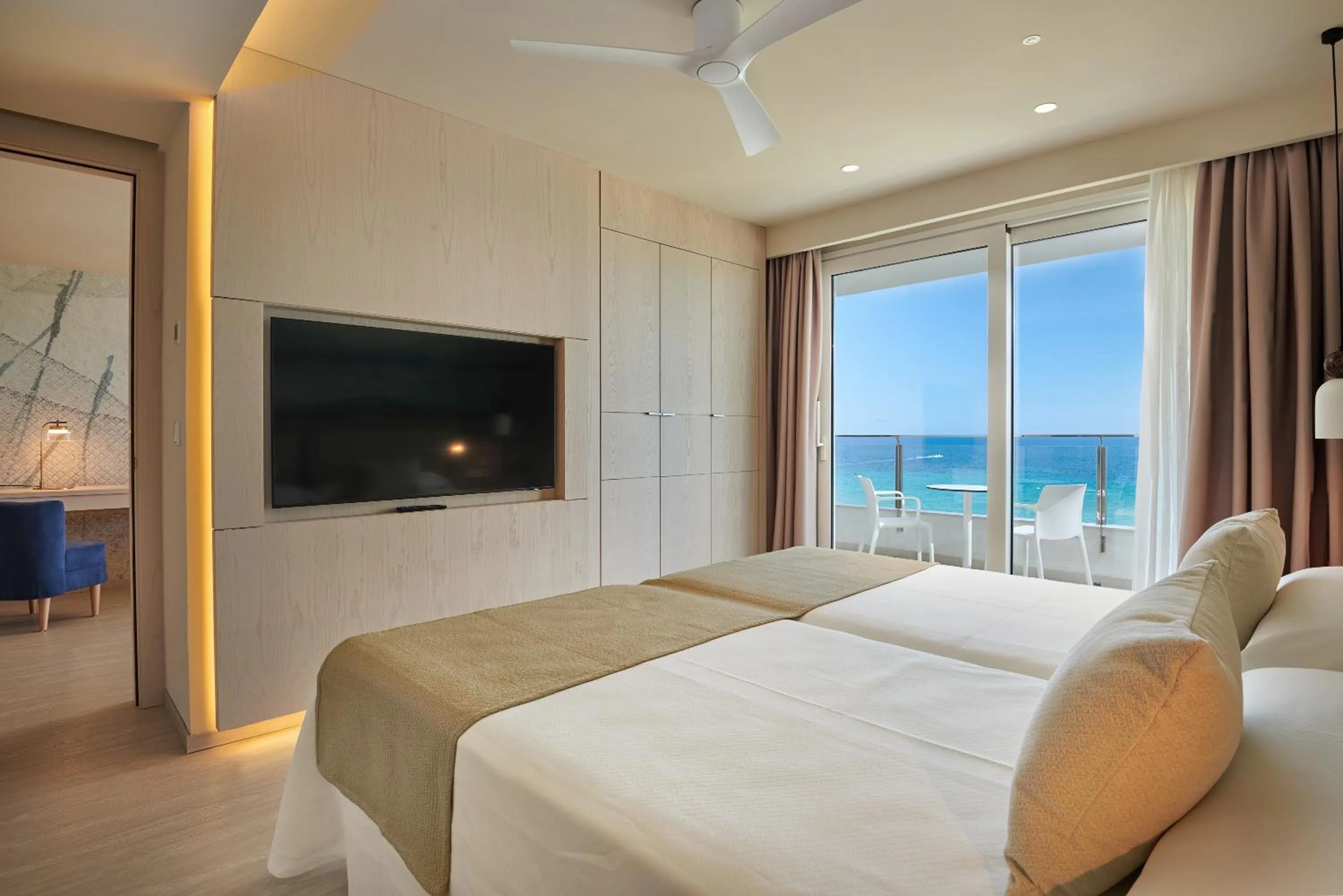 Sea view, Bed in Hipotels Flamenco