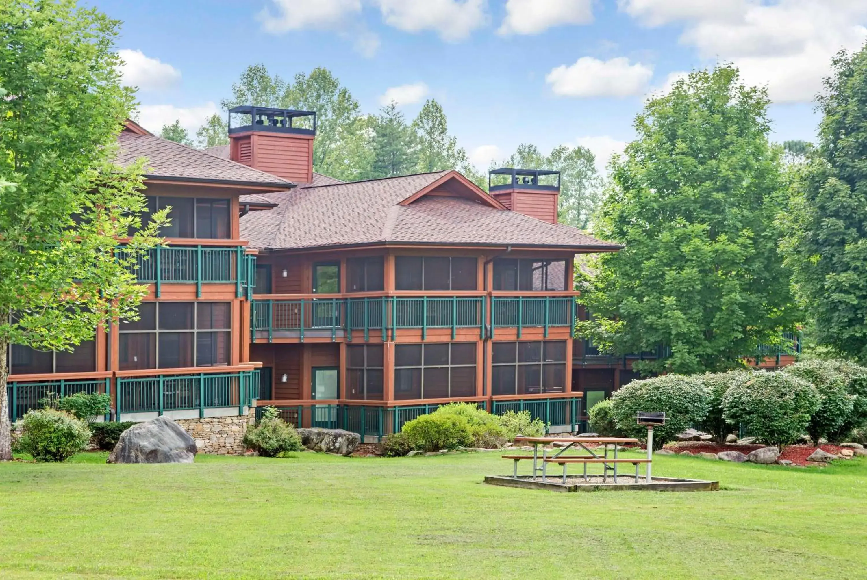 Inner courtyard view in Hilton Vacation Club Bent Creek Golf Village Gatlinburg Inner courtyard view in Hilton Vacation Club Bent Creek Golf Village Gatlinburg