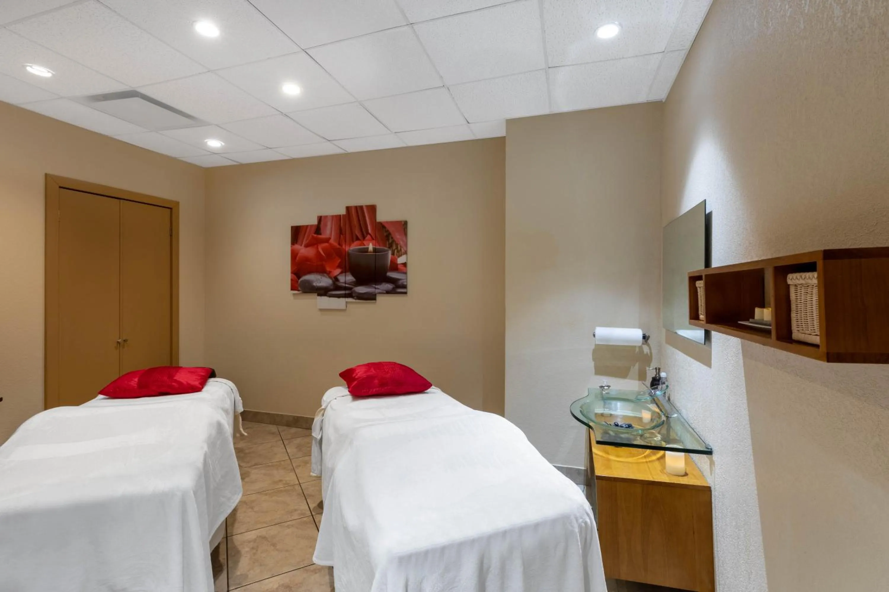 Spa and wellness centre/facilities, Bed in Wyndham Grand Oklahoma City Downtown