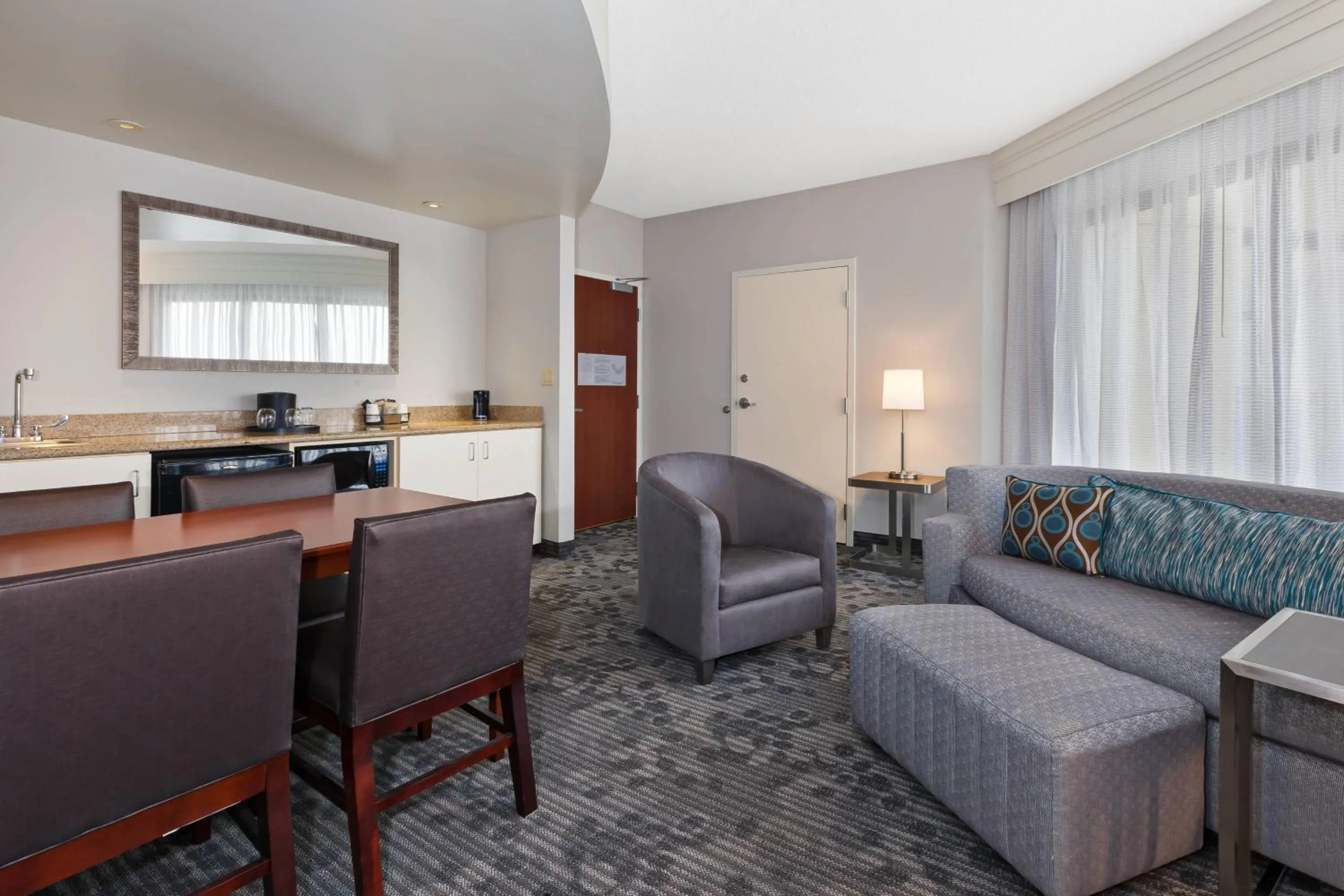 Living room in Courtyard by Marriott Oklahoma City Downtown