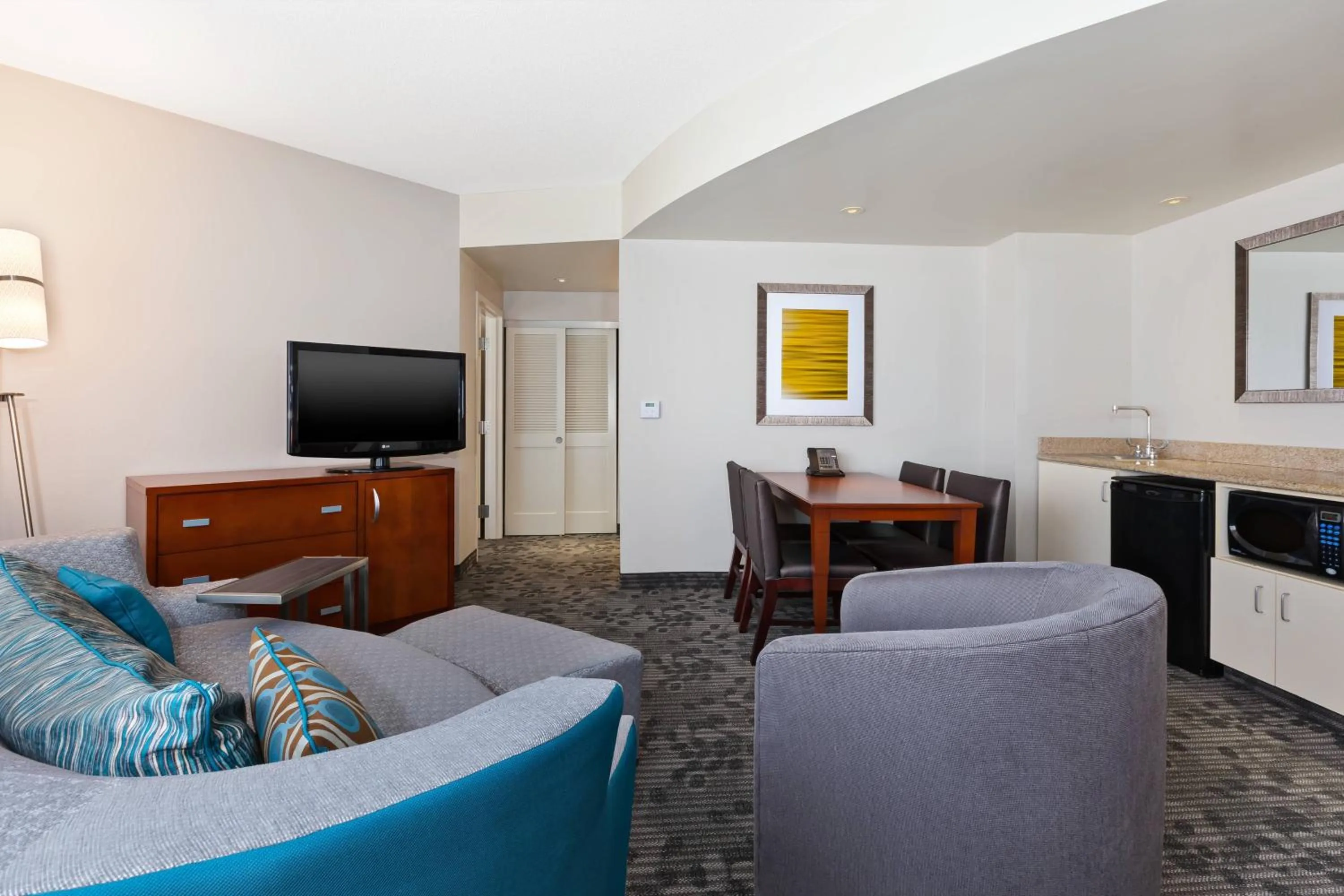 Living room in Courtyard by Marriott Oklahoma City Downtown