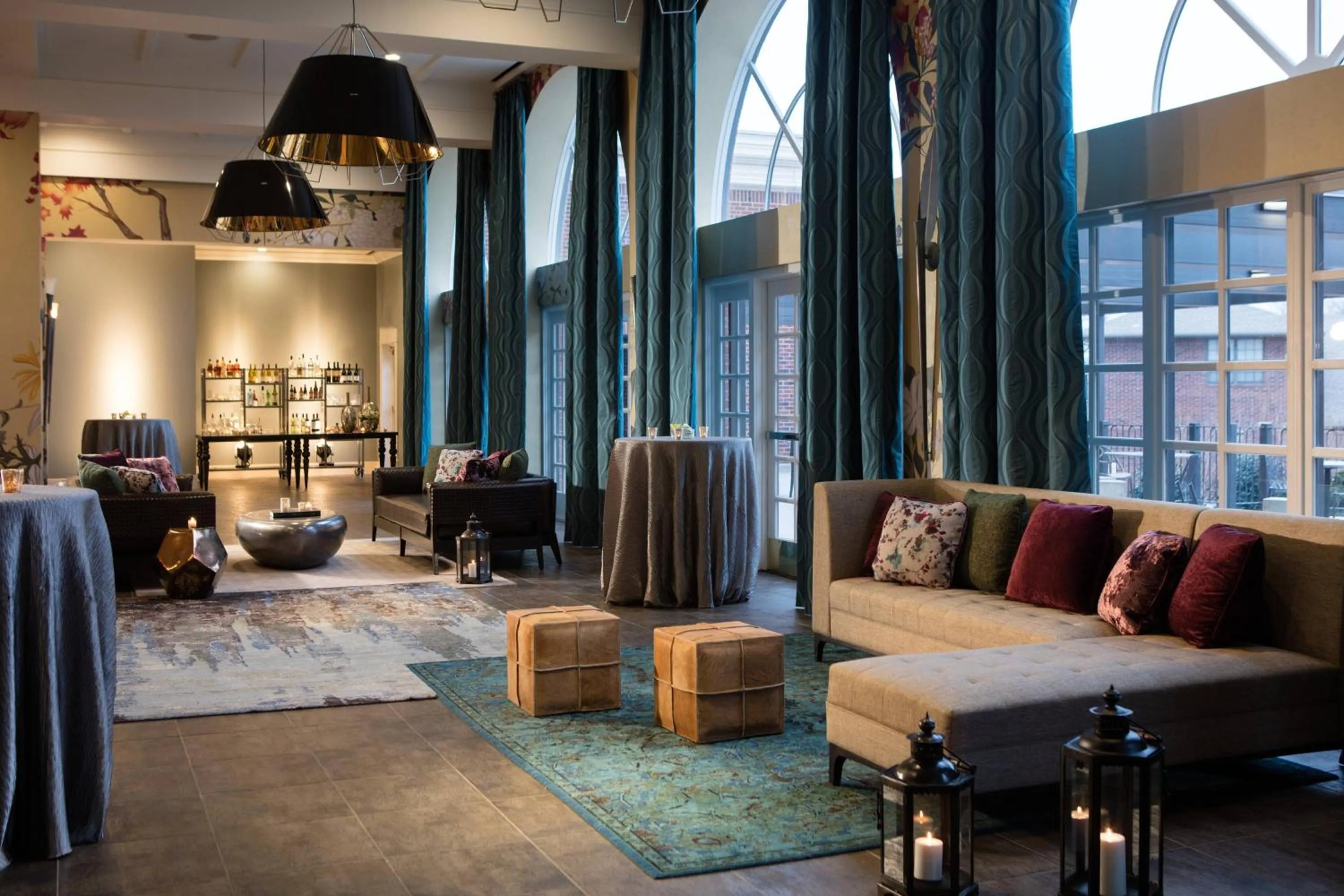 Lounge or bar in Renaissance Waterford Oklahoma City Hotel