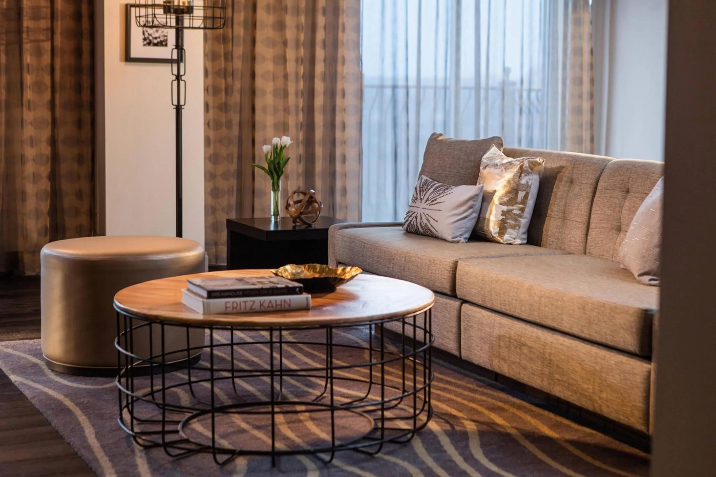 Lounge or bar in Renaissance Waterford Oklahoma City Hotel