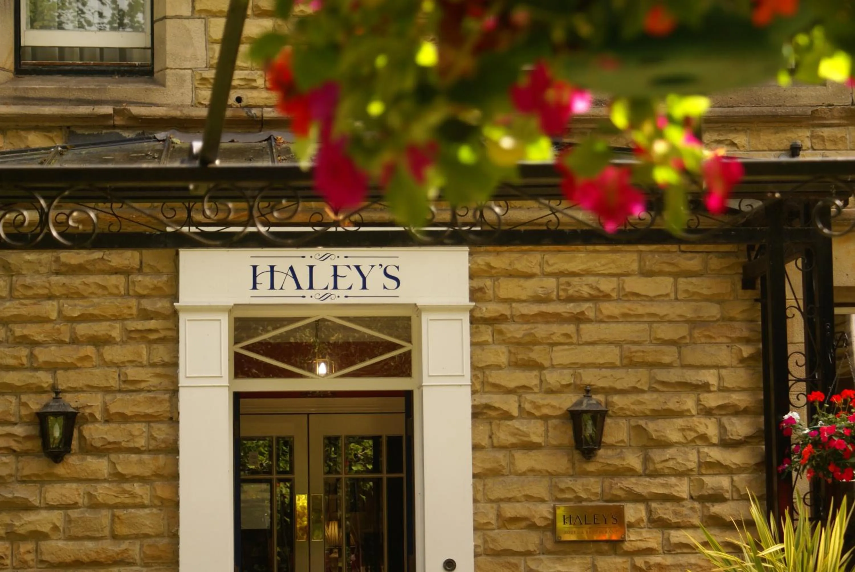 Facade/entrance in Haley's Hotel