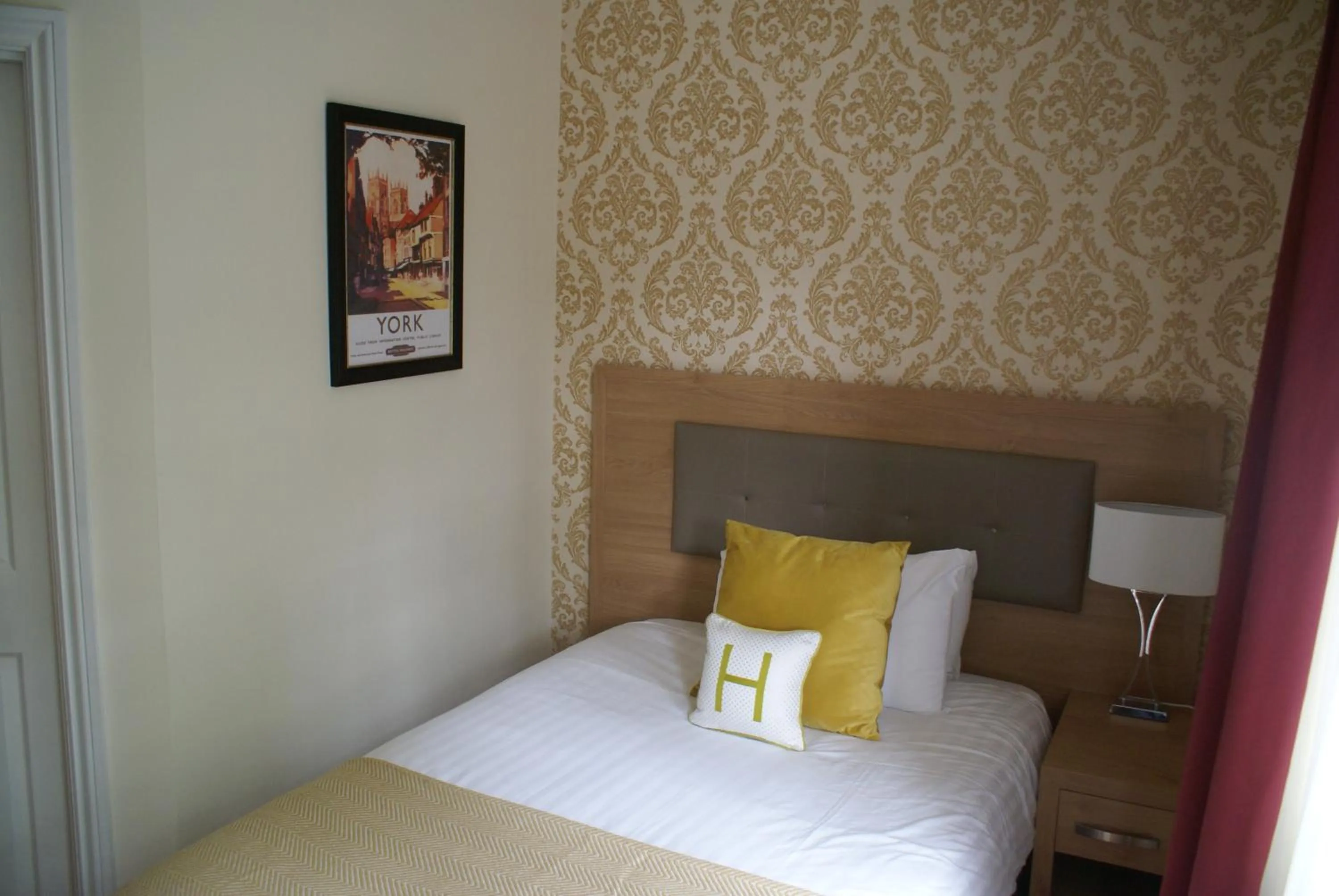 Bedroom, Bed in Haley's Hotel