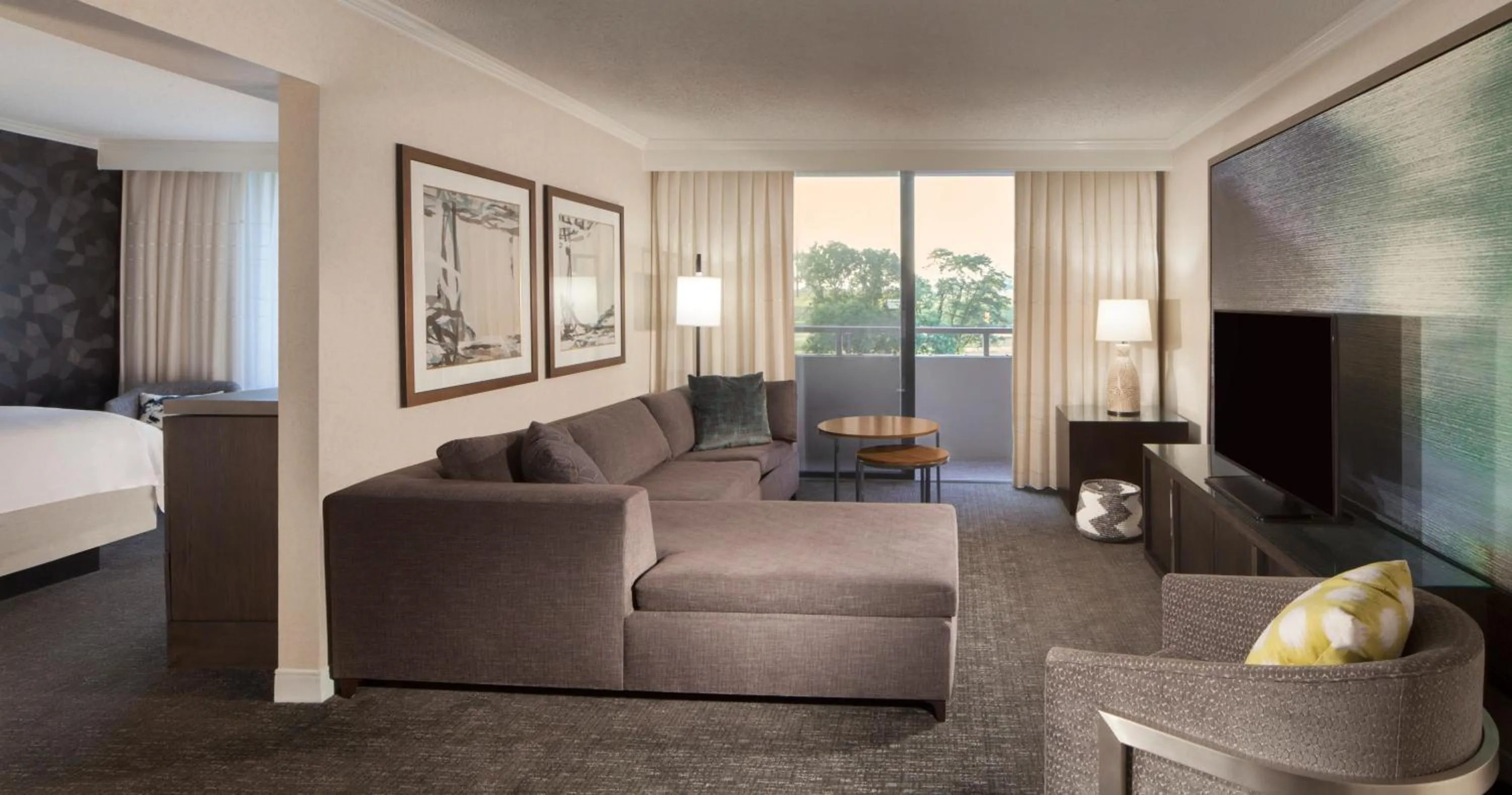 Living room, Bed in Omaha Marriott