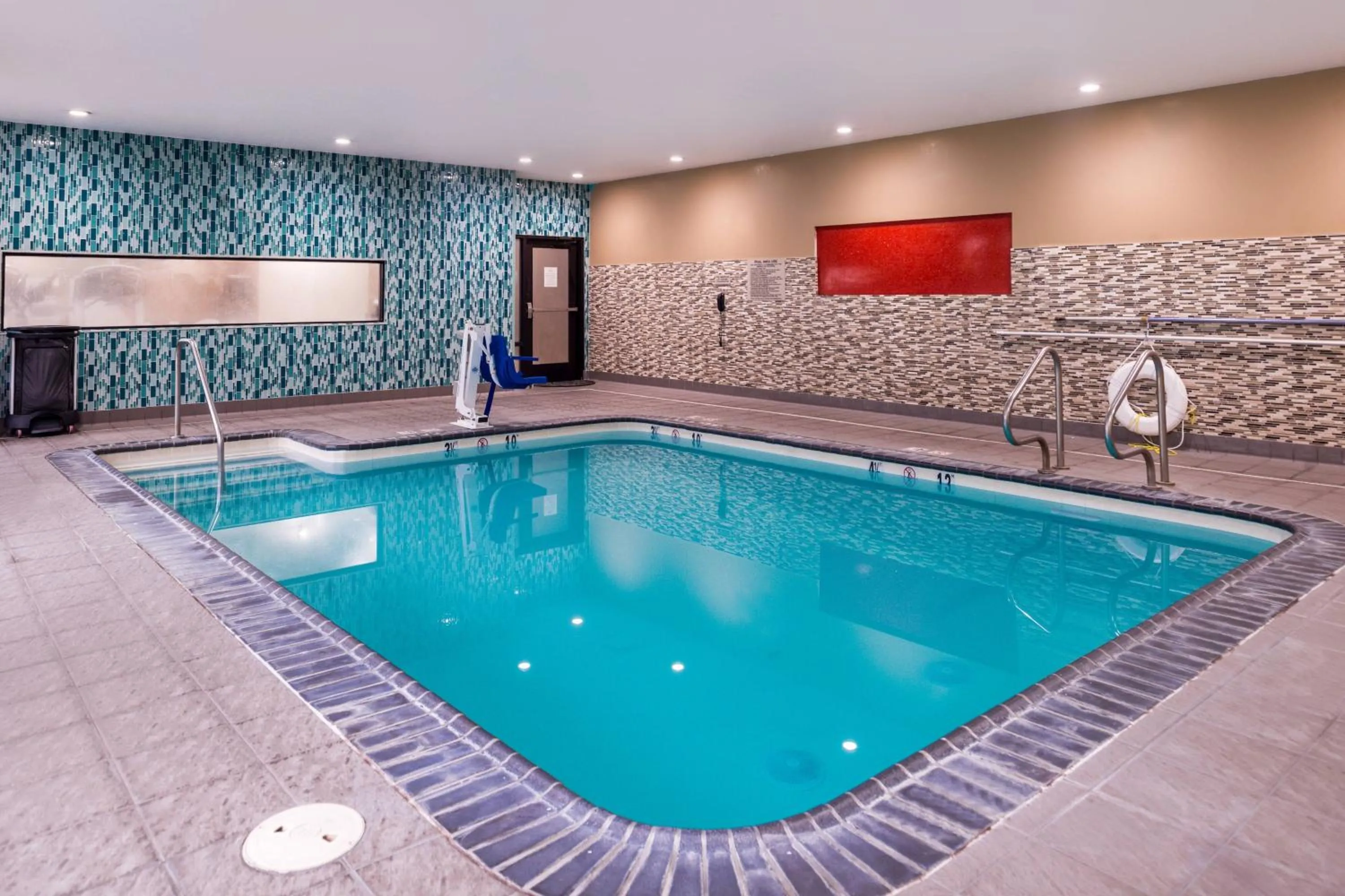 Swimming pool in SpringHill Suites Temecula Valley Wine Country