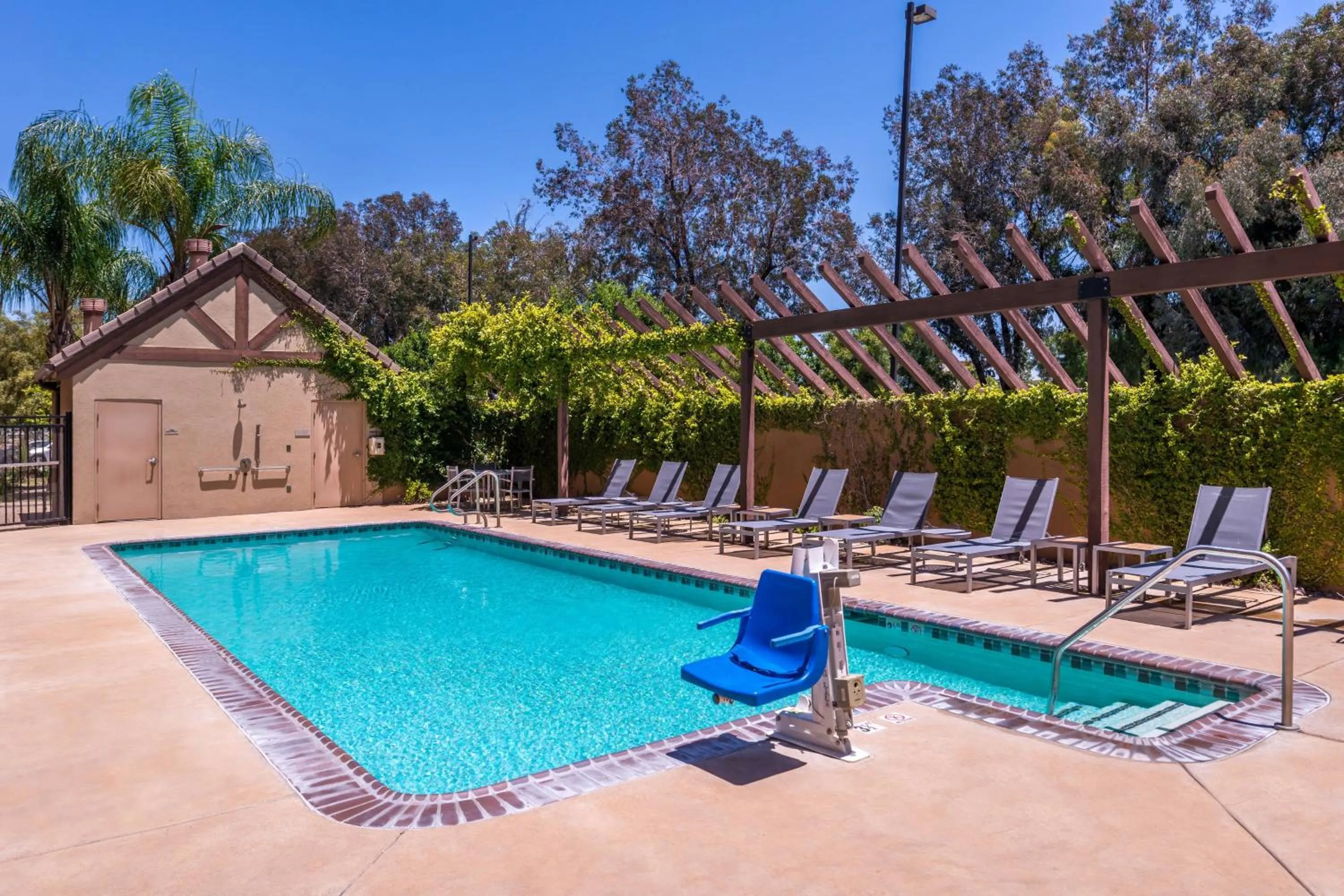 Swimming pool in SpringHill Suites Temecula Valley Wine Country
